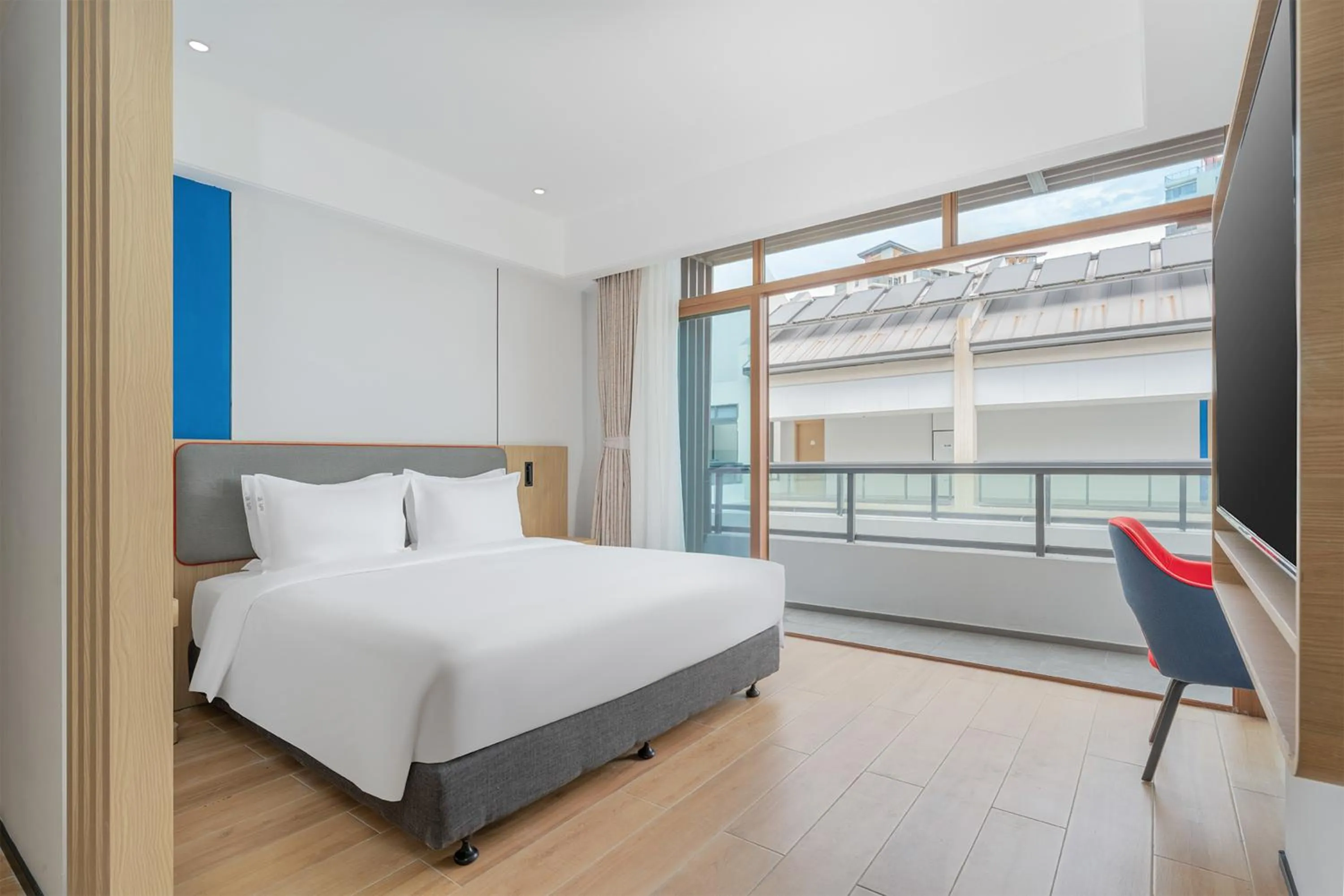 Balcony/Terrace, Bed in Holiday Inn Express Wenchang by IHG