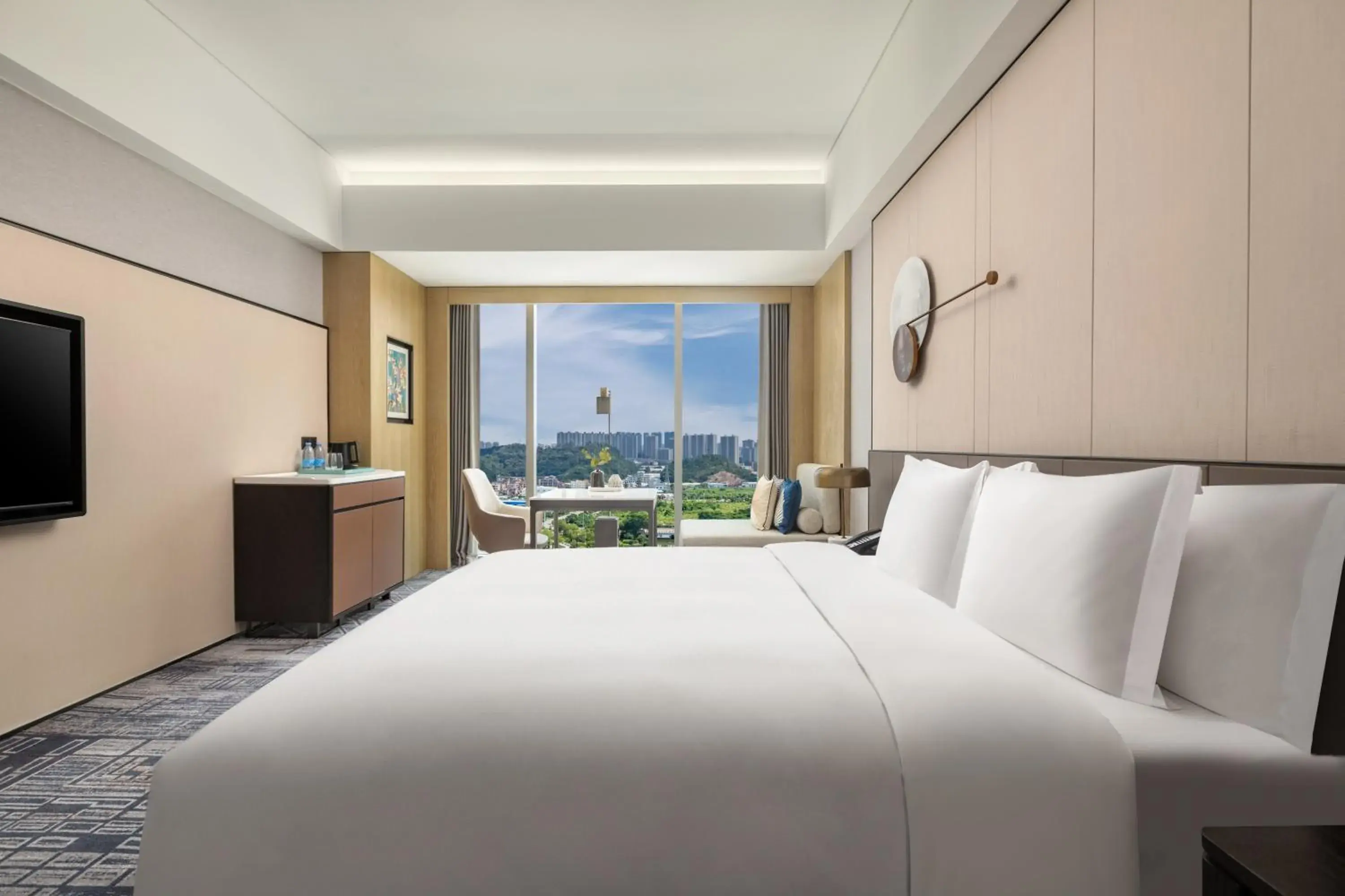 Standard King Room with Lounge Access in Crowne Plaza Jiangmen Binjiang by IHG Standard King Room with Lounge Access in Crowne Plaza Jiangmen Binjiang by IHG