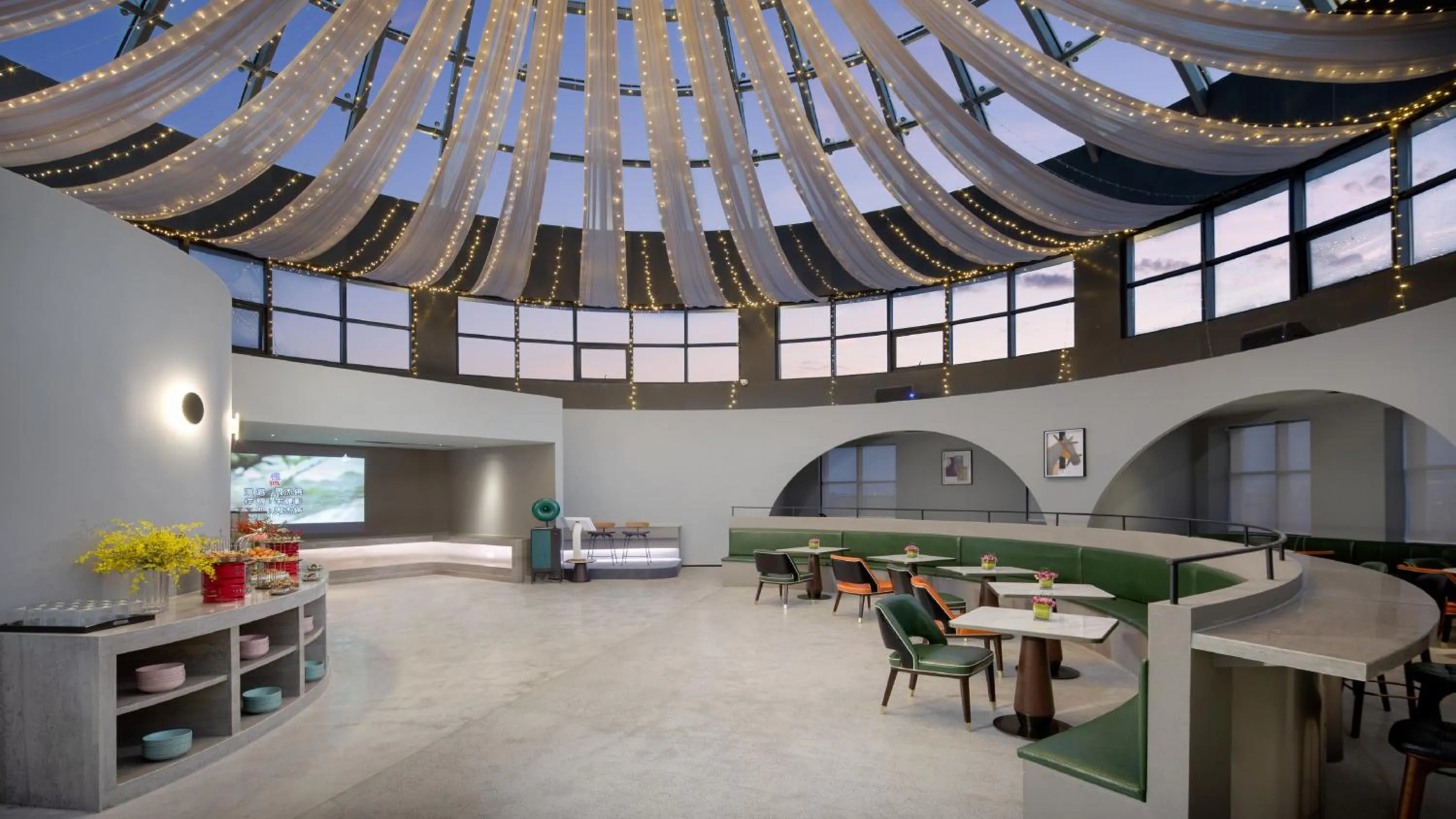 Restaurant/places to eat in Holiday Inn Tongxiang