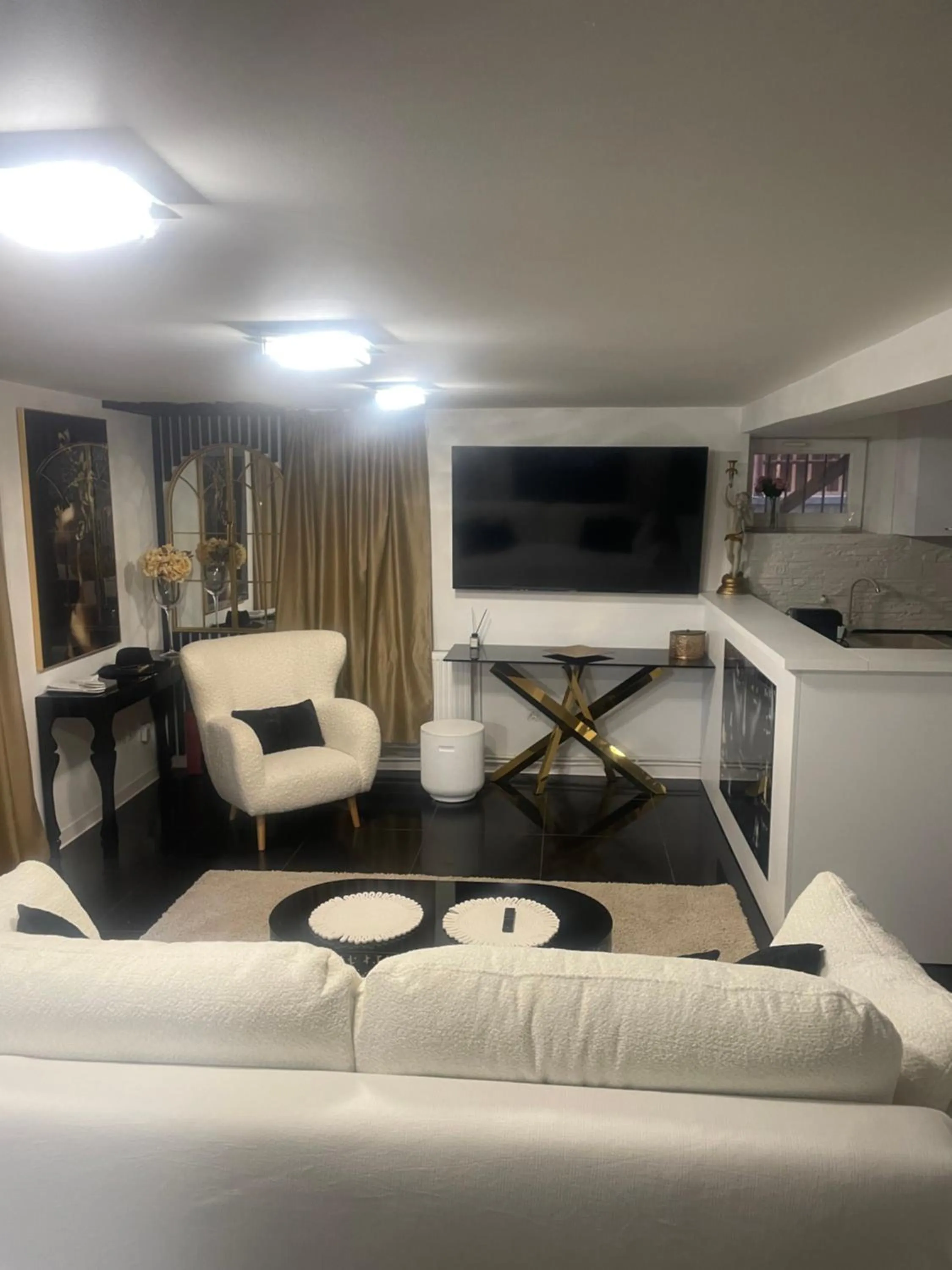 TV and multimedia in Hotel Jolie Apartments