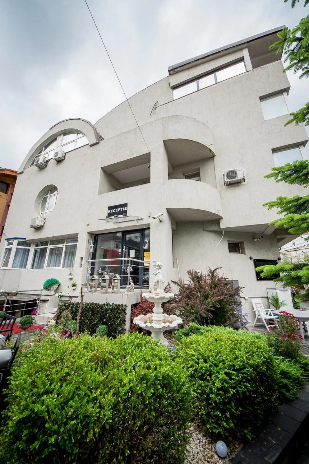 Property building in Hotel Jolie Apartments