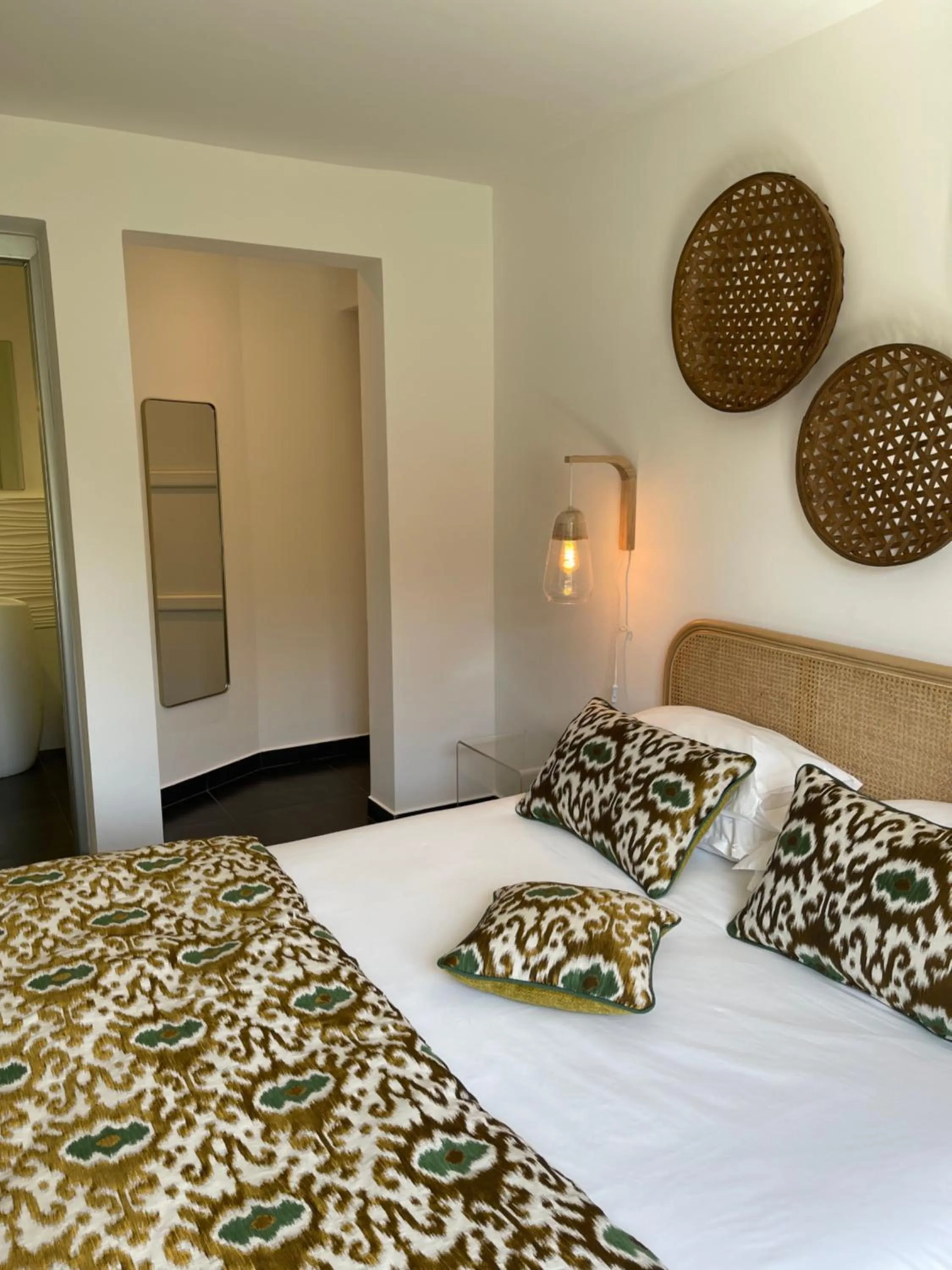 Property building, Bed in l'Albitru