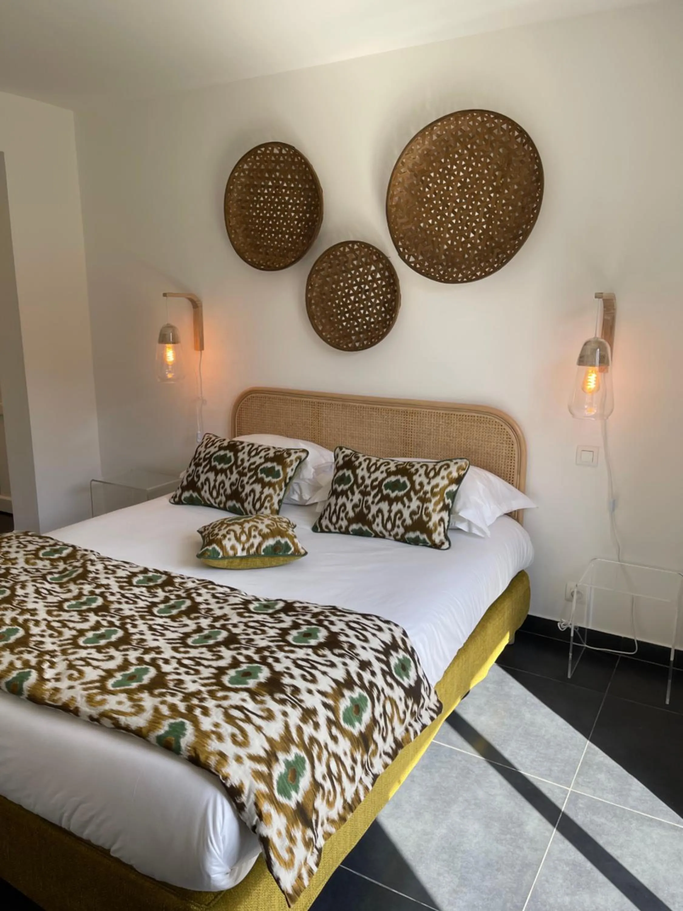 Property building, Bed in l'Albitru