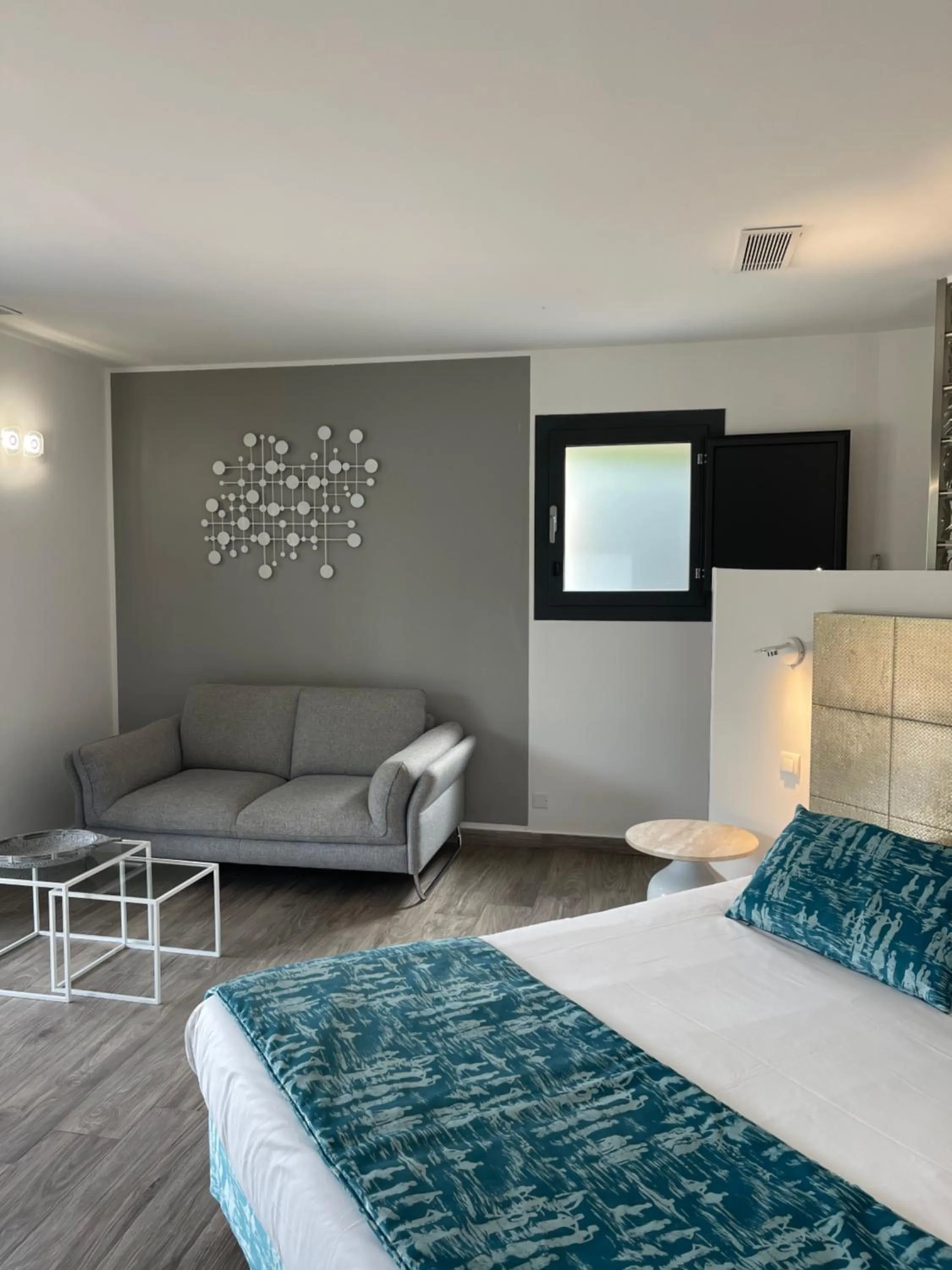 Photo of the whole room, Bed in l'Albitru