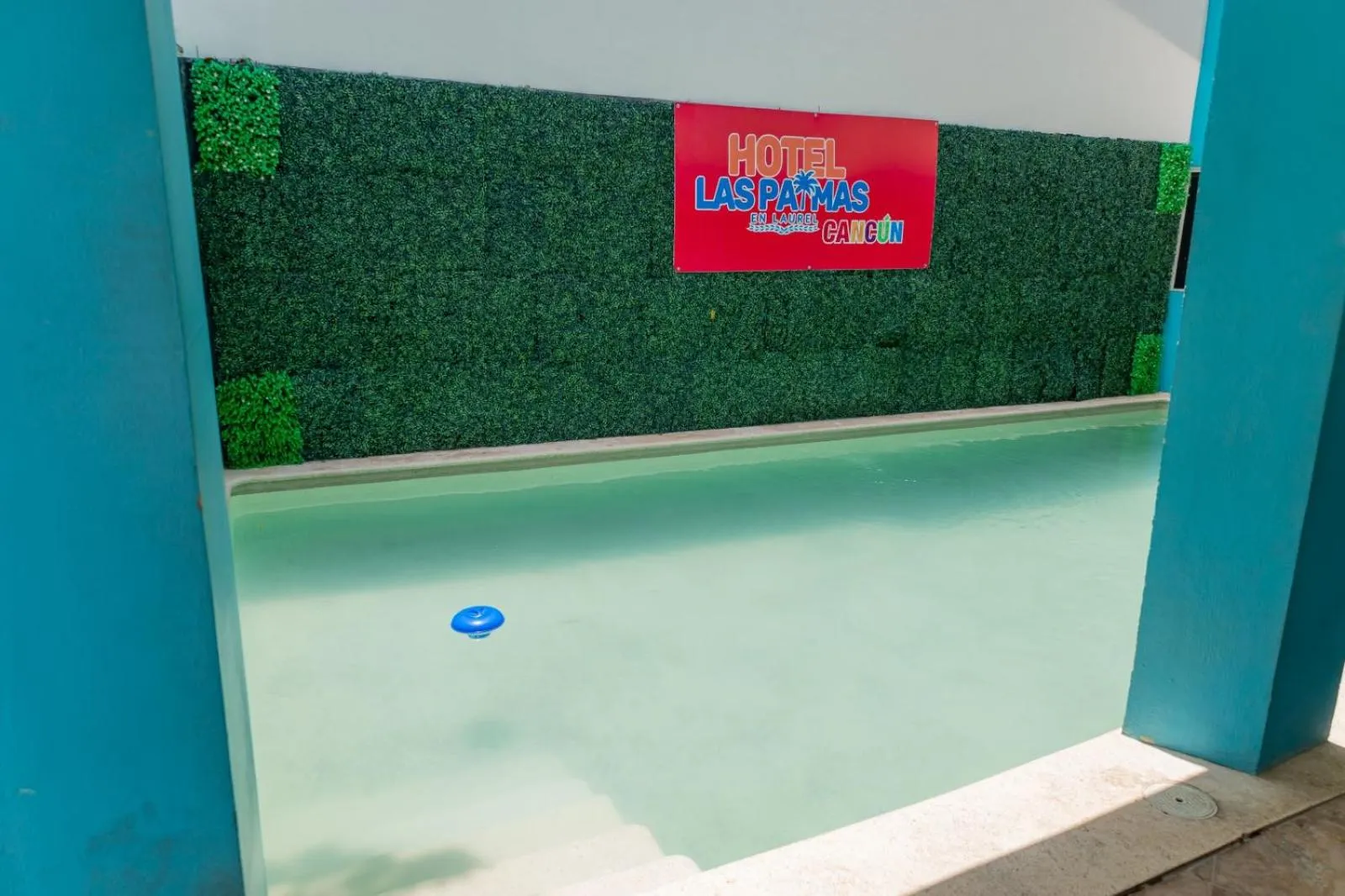 Swimming pool in Hotel Las Palmas en Laurel