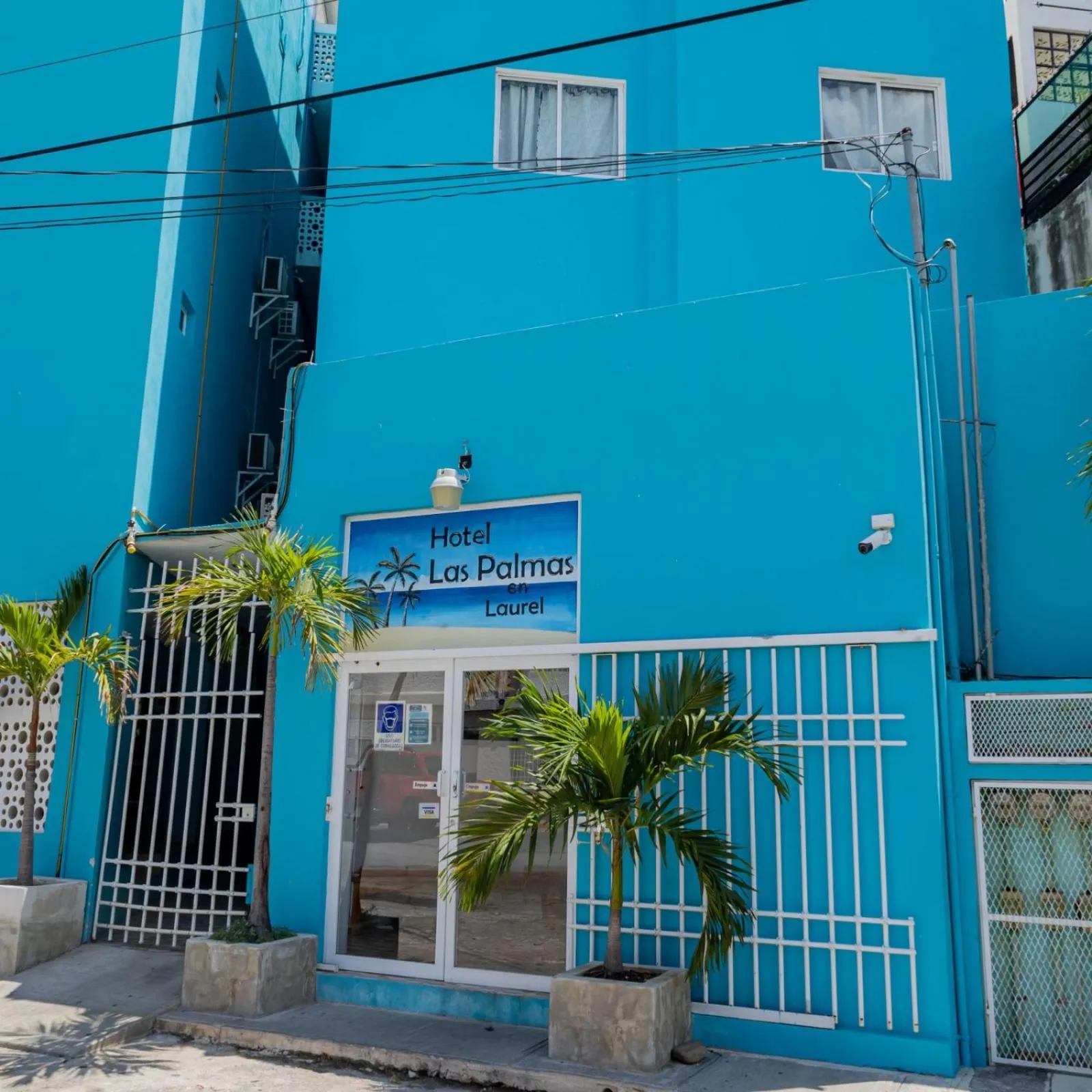Property building in Hotel Las Palmas en Laurel