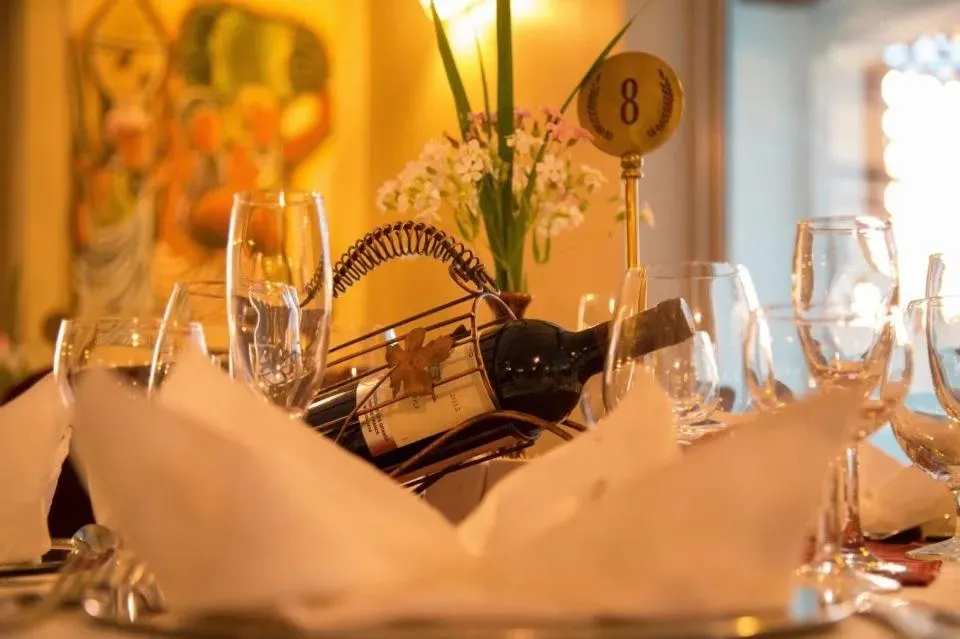 Restaurant/places to eat in Hotel Karisimbi