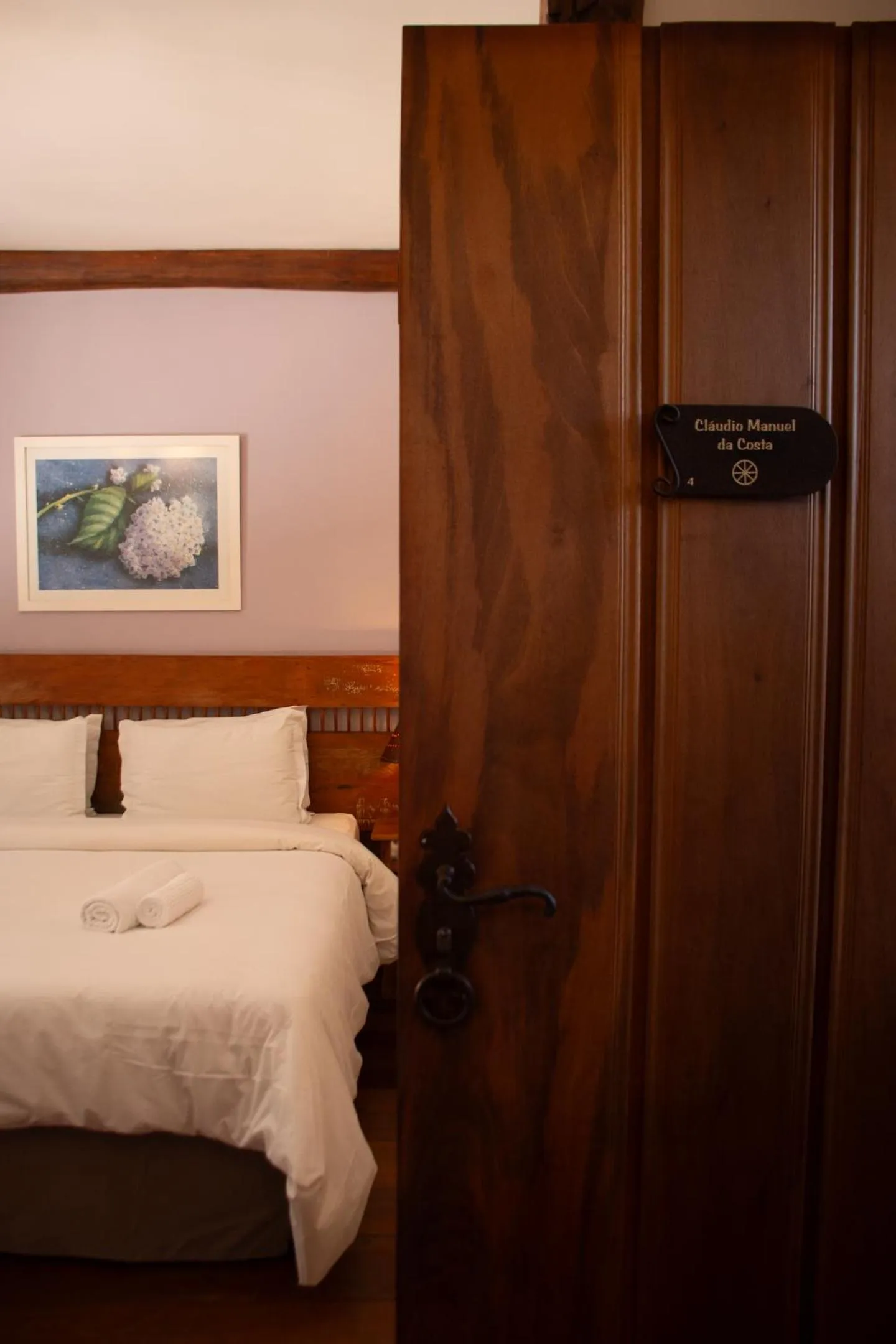 Property logo or sign, Bed in Pousada Chão de Minas