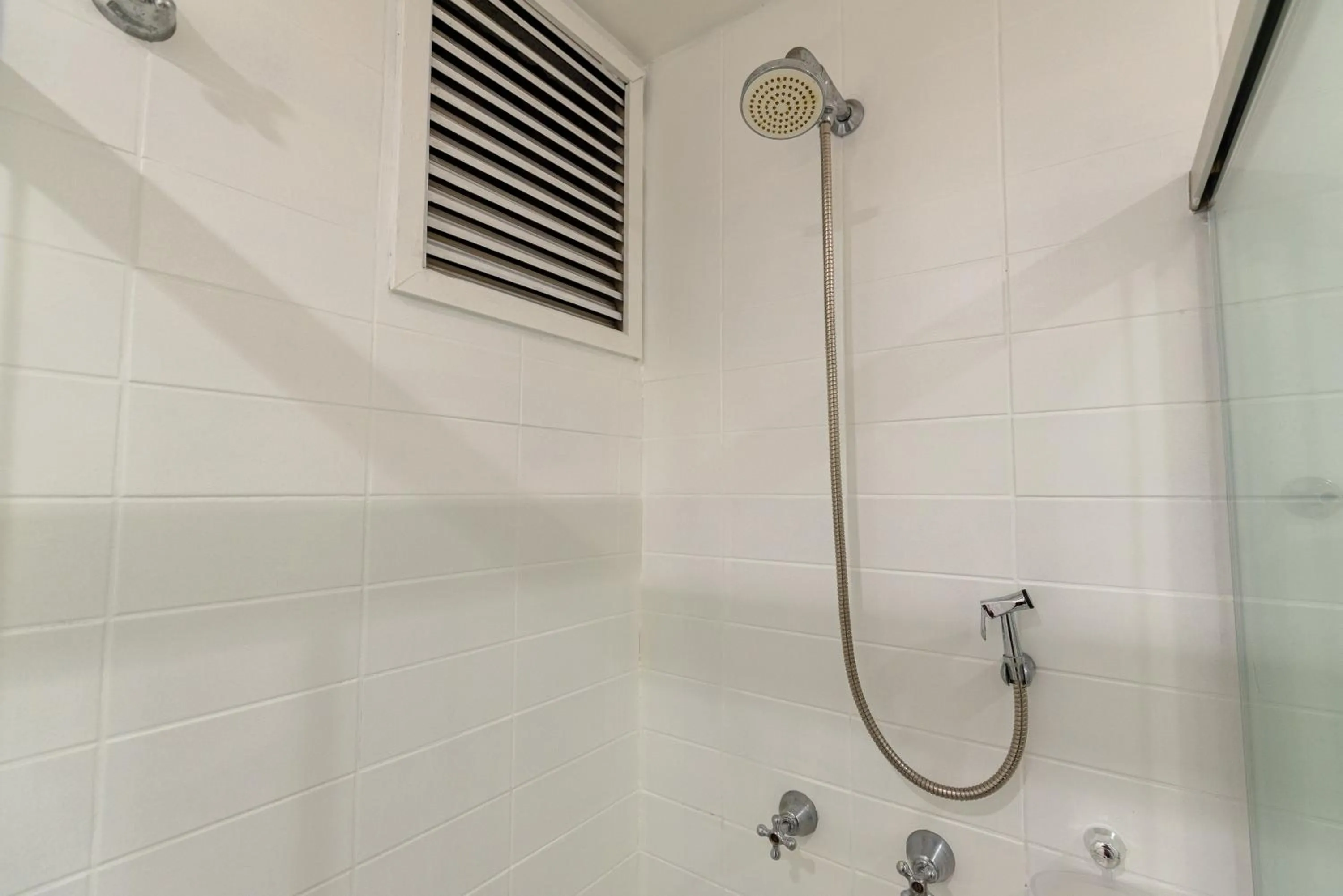 Shower in Metropolitan Flats