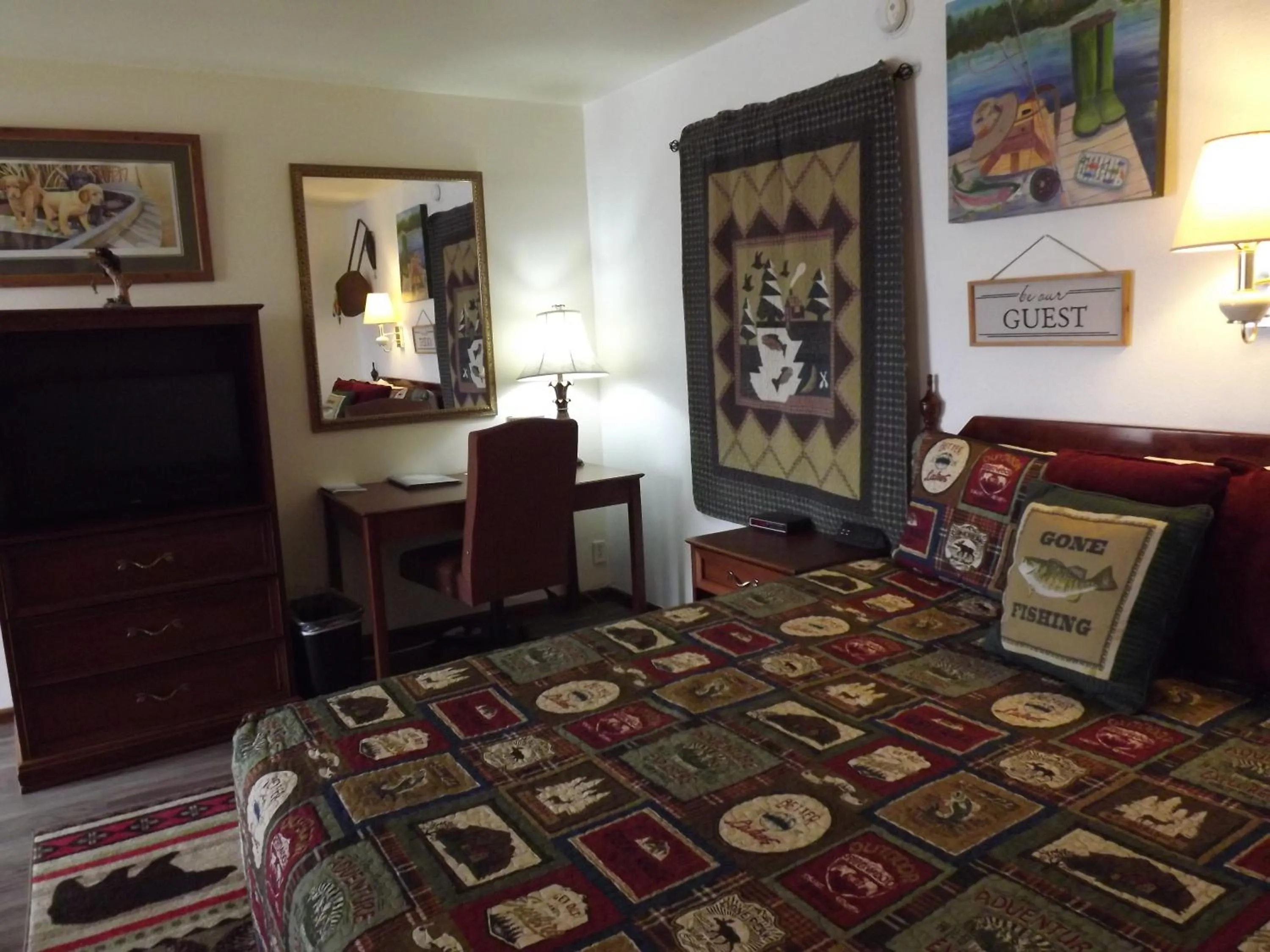 Seating area, Bed in Crest Country Inn