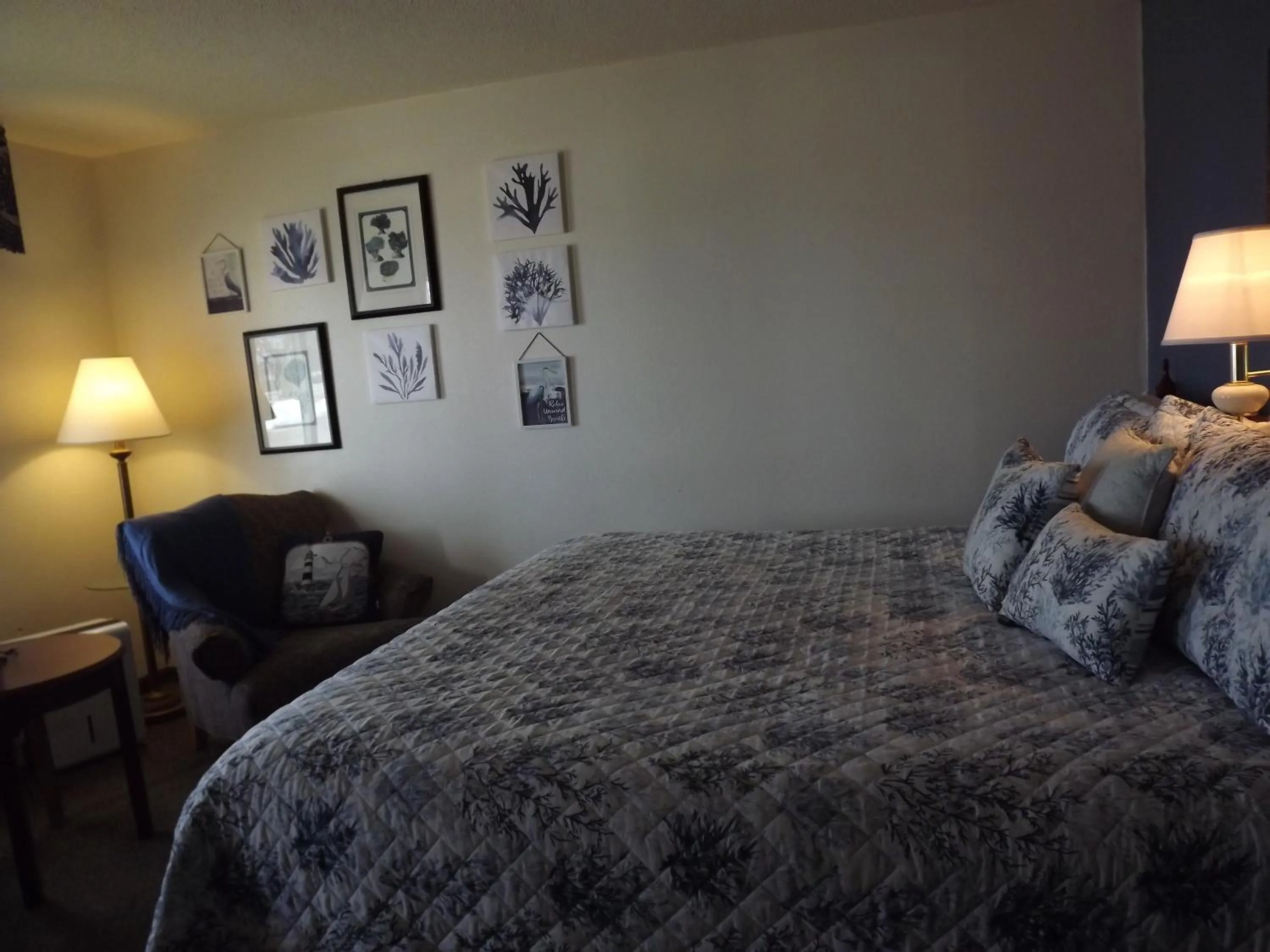 Seating area, Bed in Crest Country Inn