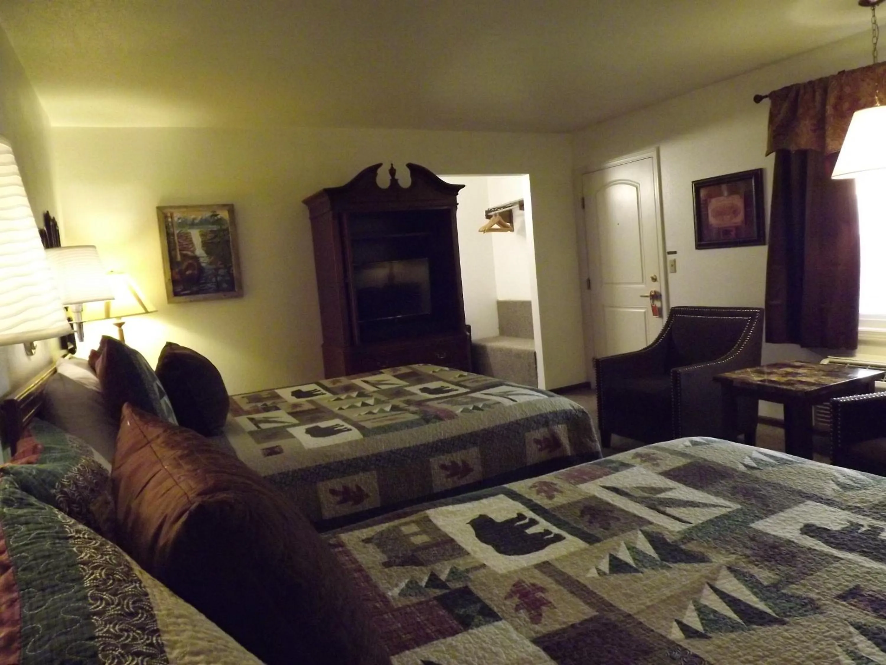 Photo of the whole room, Bed in Crest Country Inn