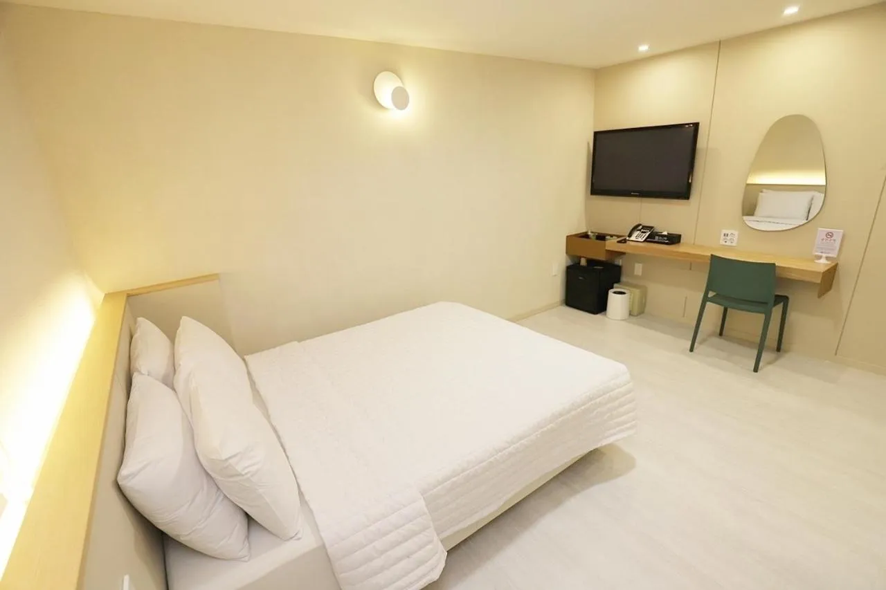 Photo of the whole room, Bed in Chuncheon Sonamu Hotel