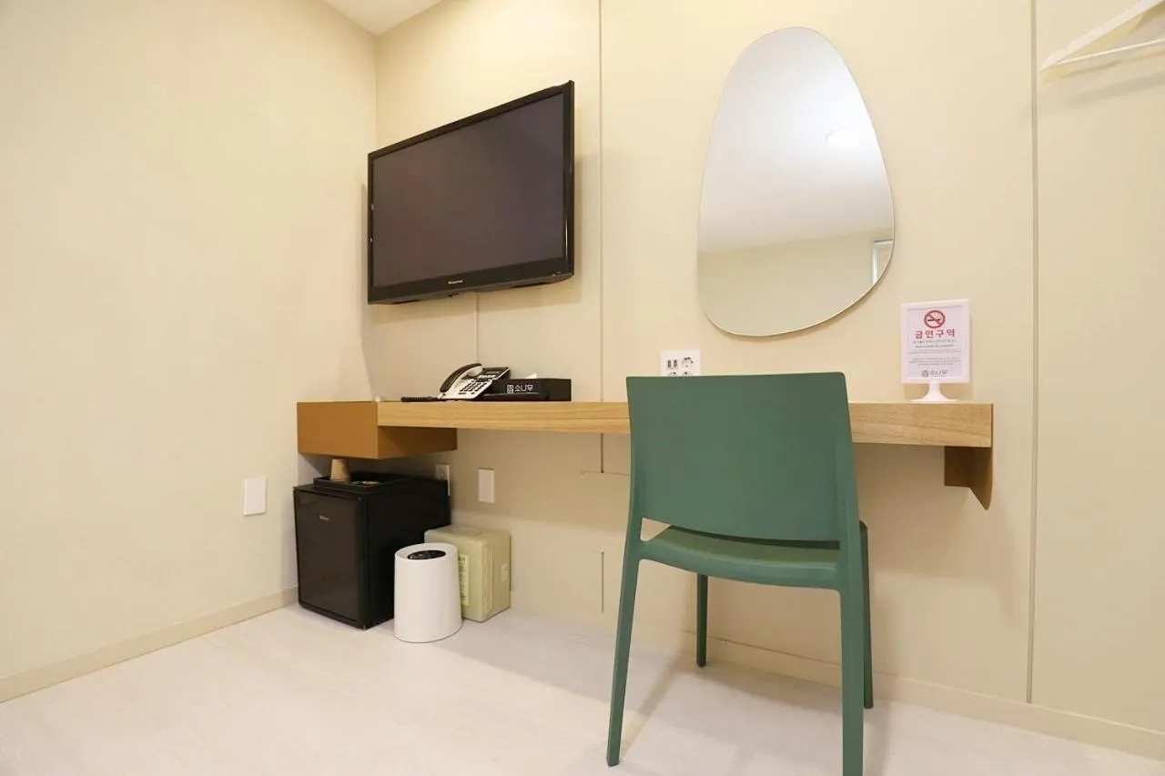 TV and multimedia in Chuncheon Sonamu Hotel