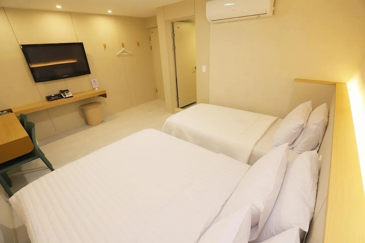Photo of the whole room, Bed in Chuncheon Sonamu Hotel