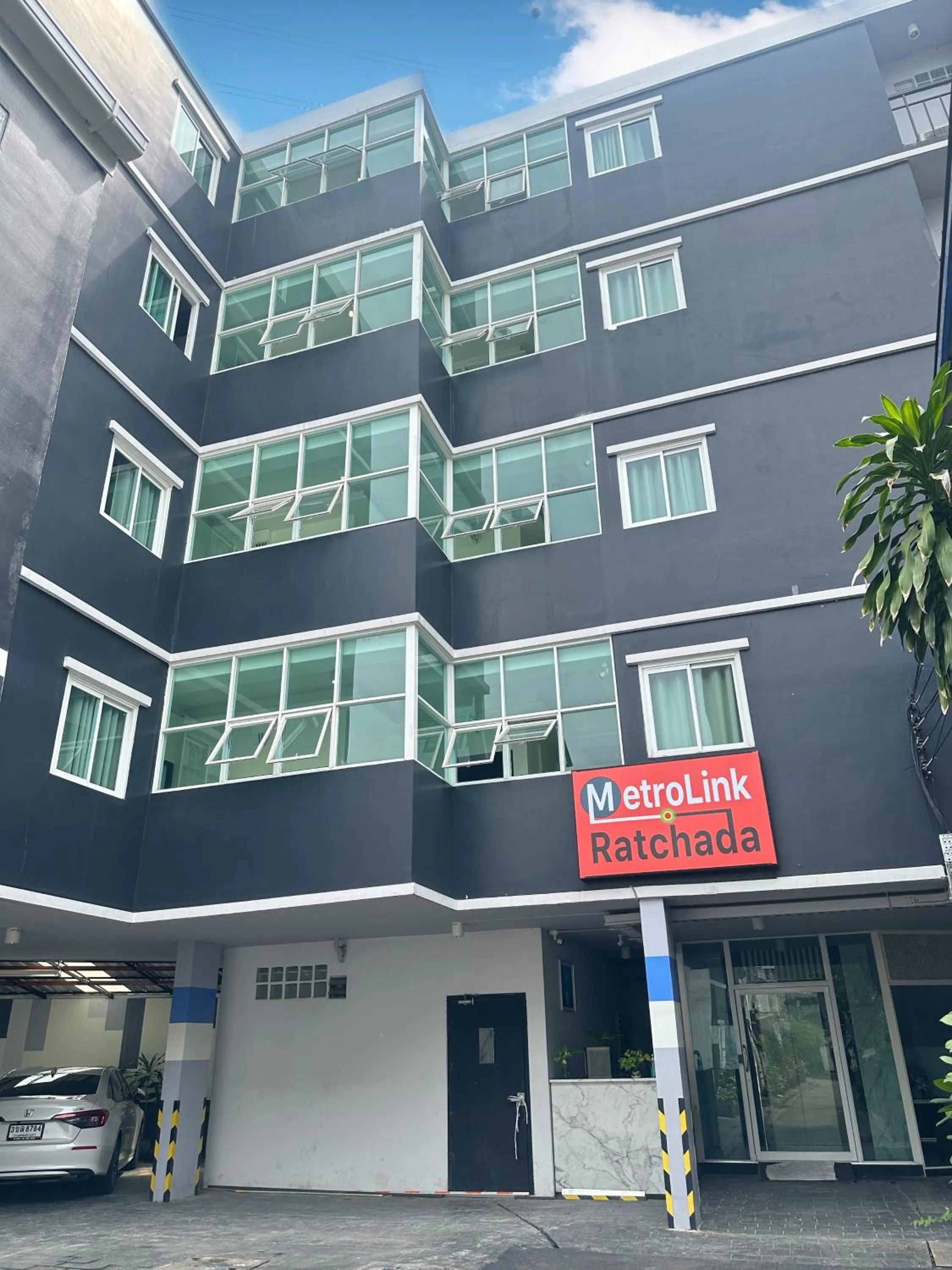 Property building in Metro Link Ratchada Hotel