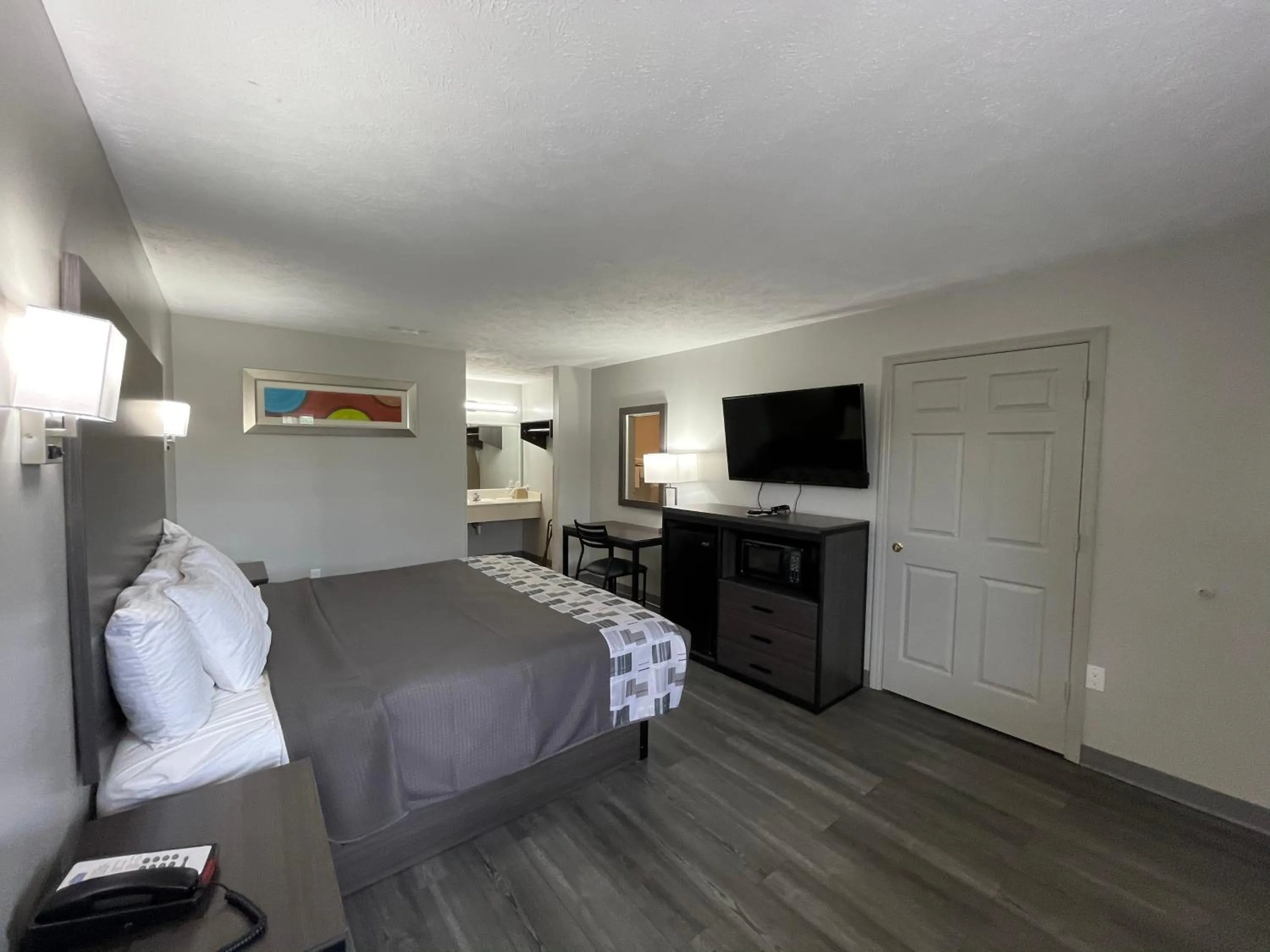 Bed in Embassy Inn - Hohenwald