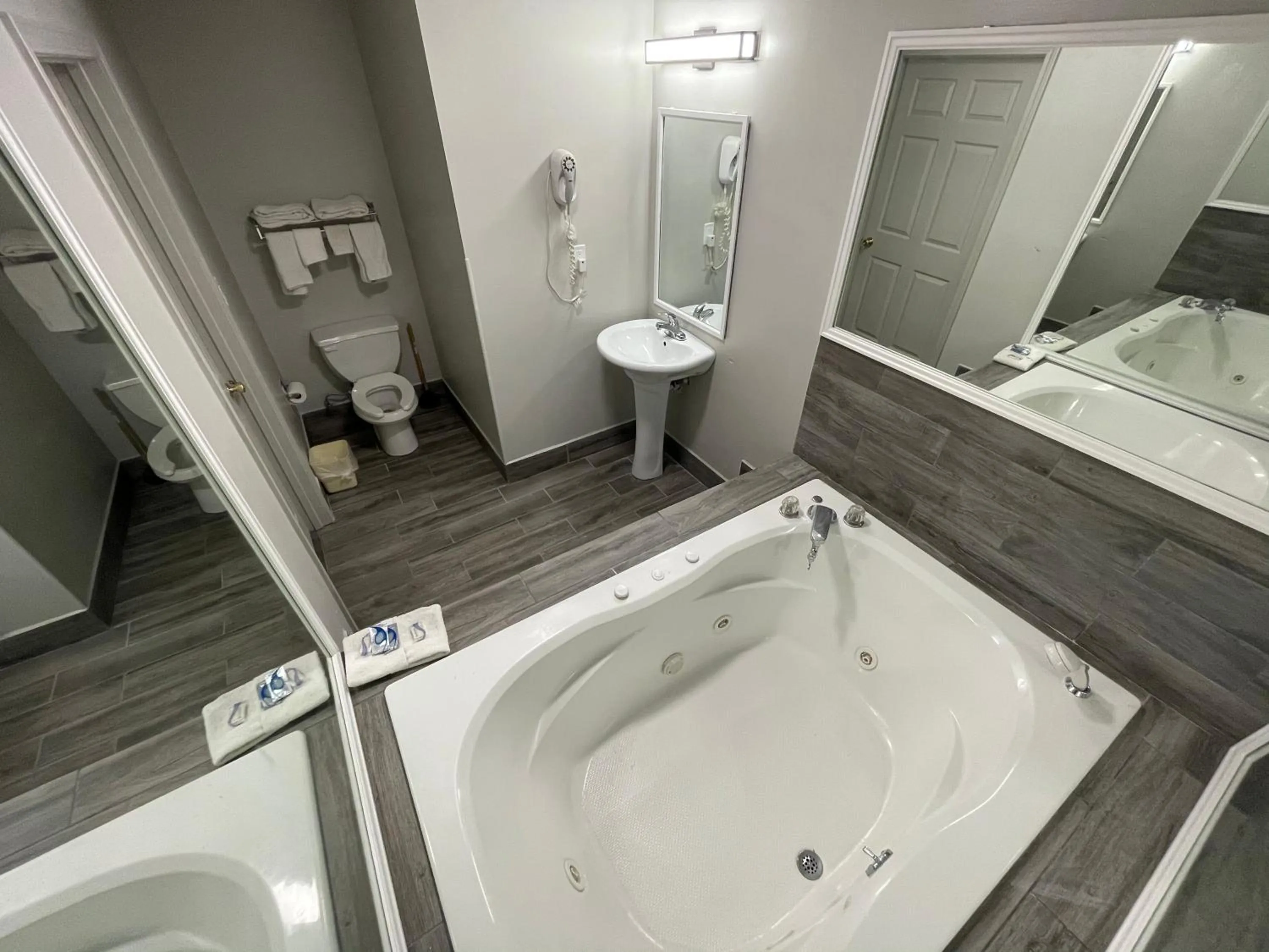 Embassy Inn - Hohenwald