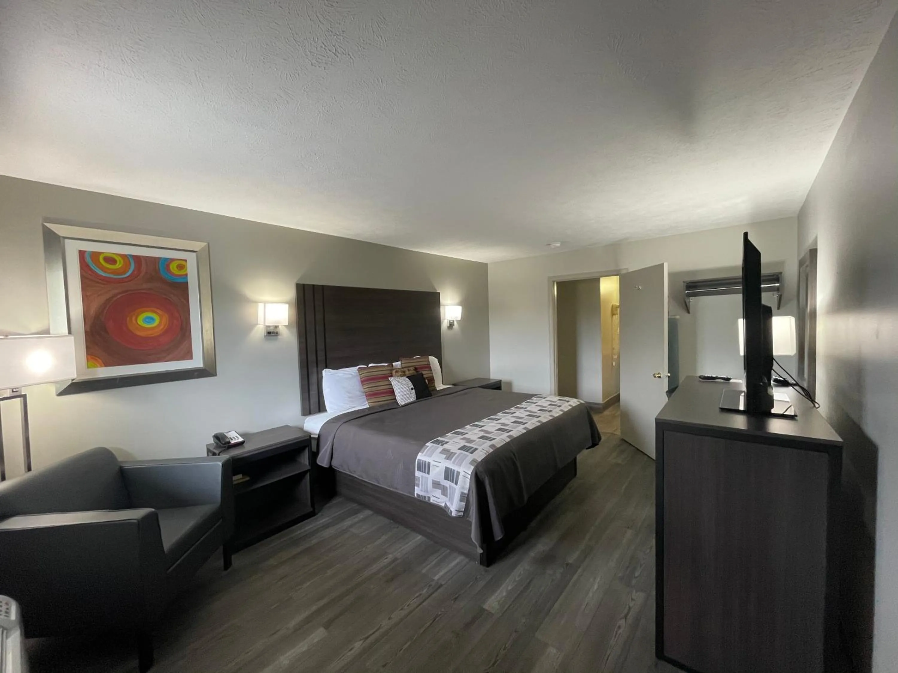 Bed in Embassy Inn - Hohenwald