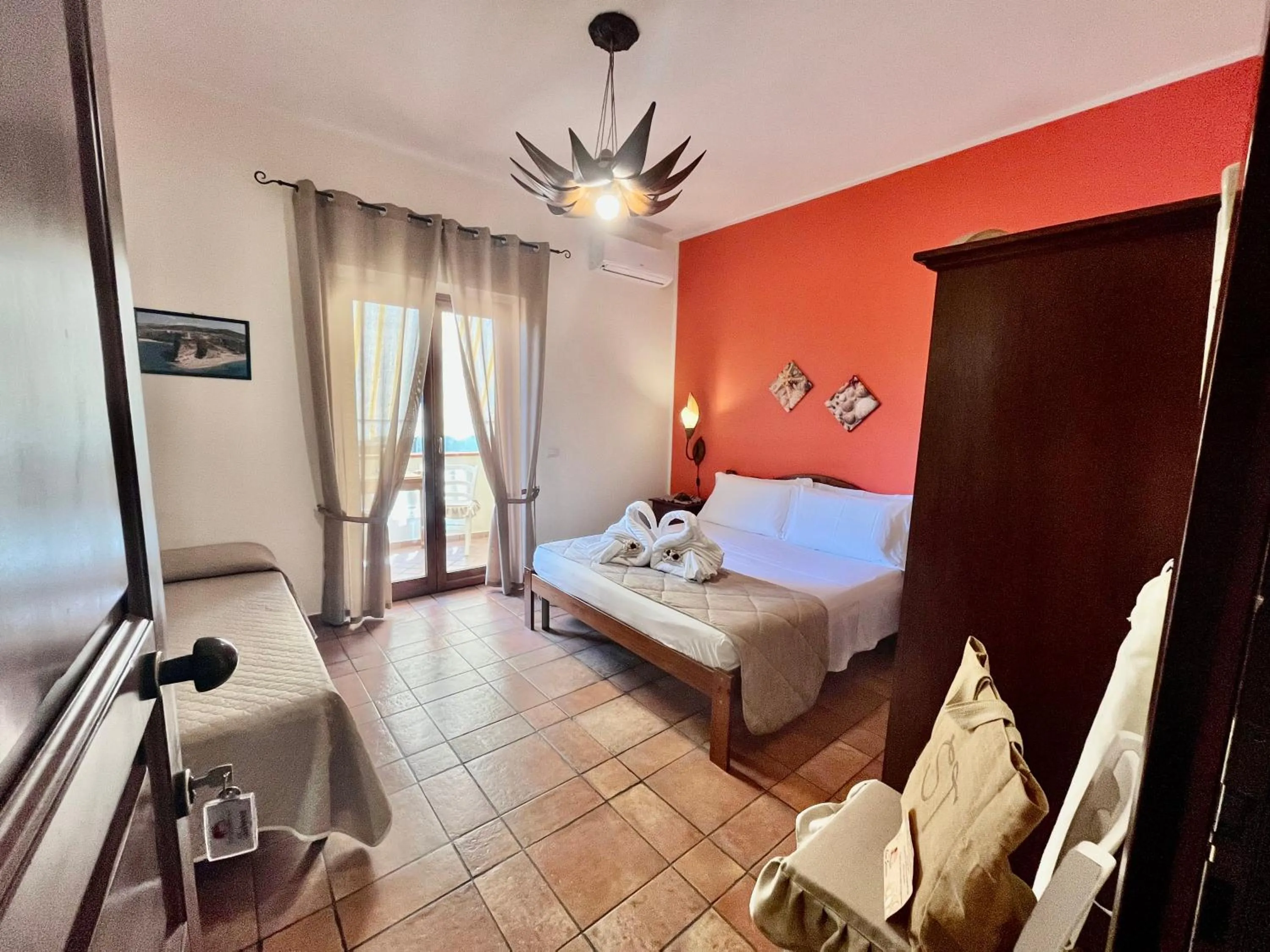 Photo of the whole room, Bed in Tropea Casa Scirocco