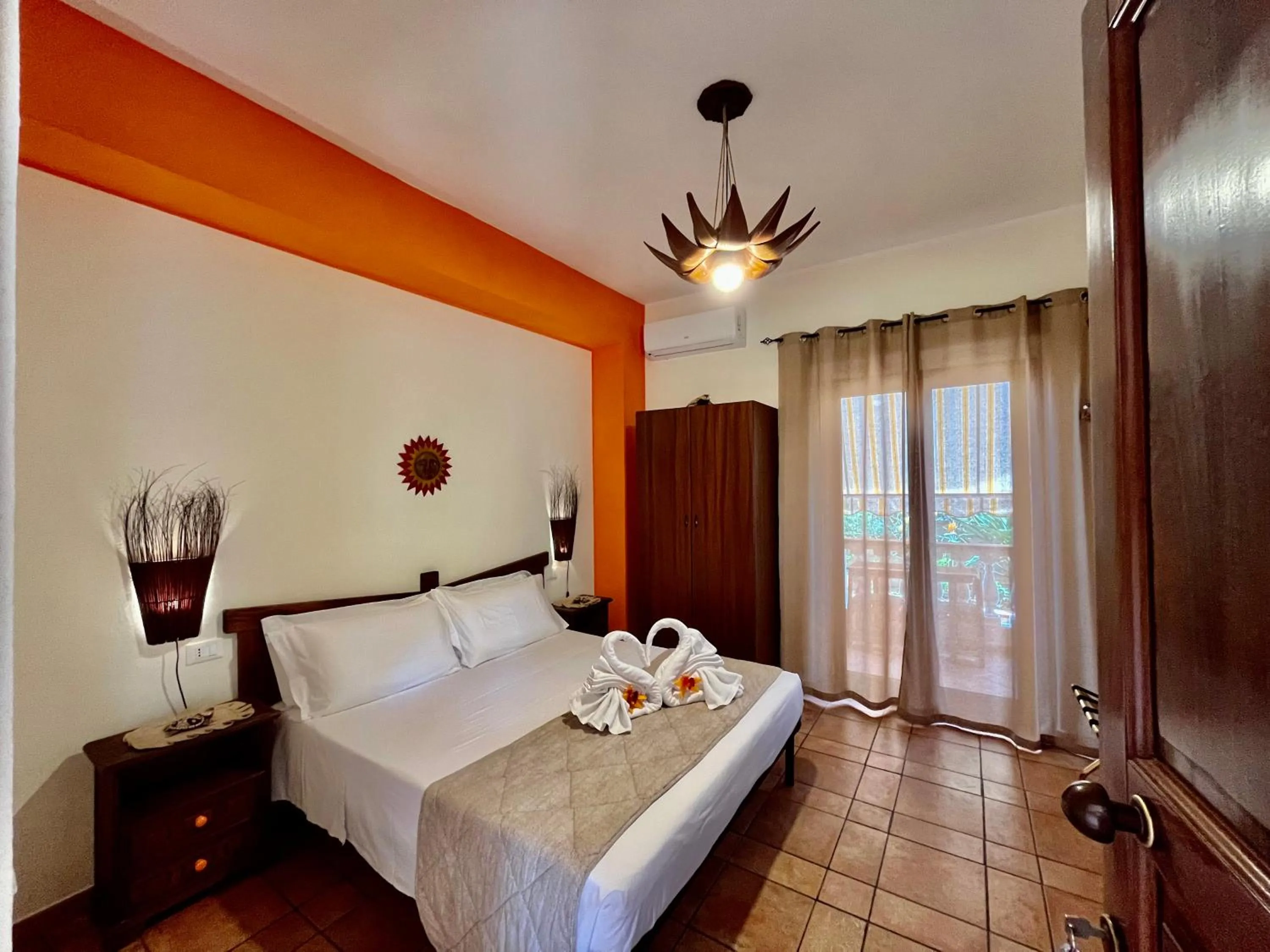 Photo of the whole room, Bed in Tropea Casa Scirocco