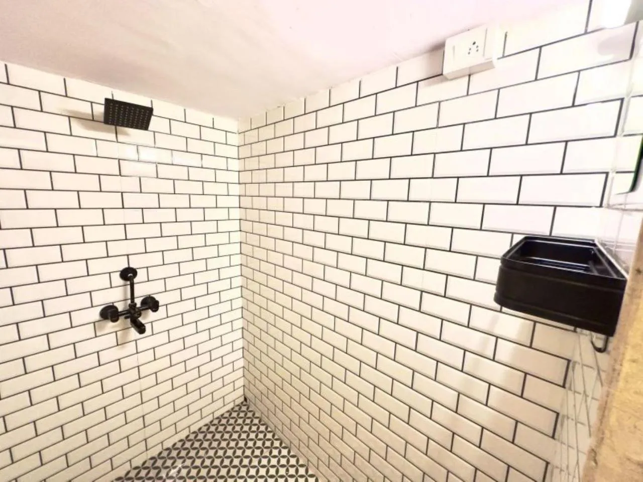 Shower in Locomo Hostel Express - Stay Work Eat