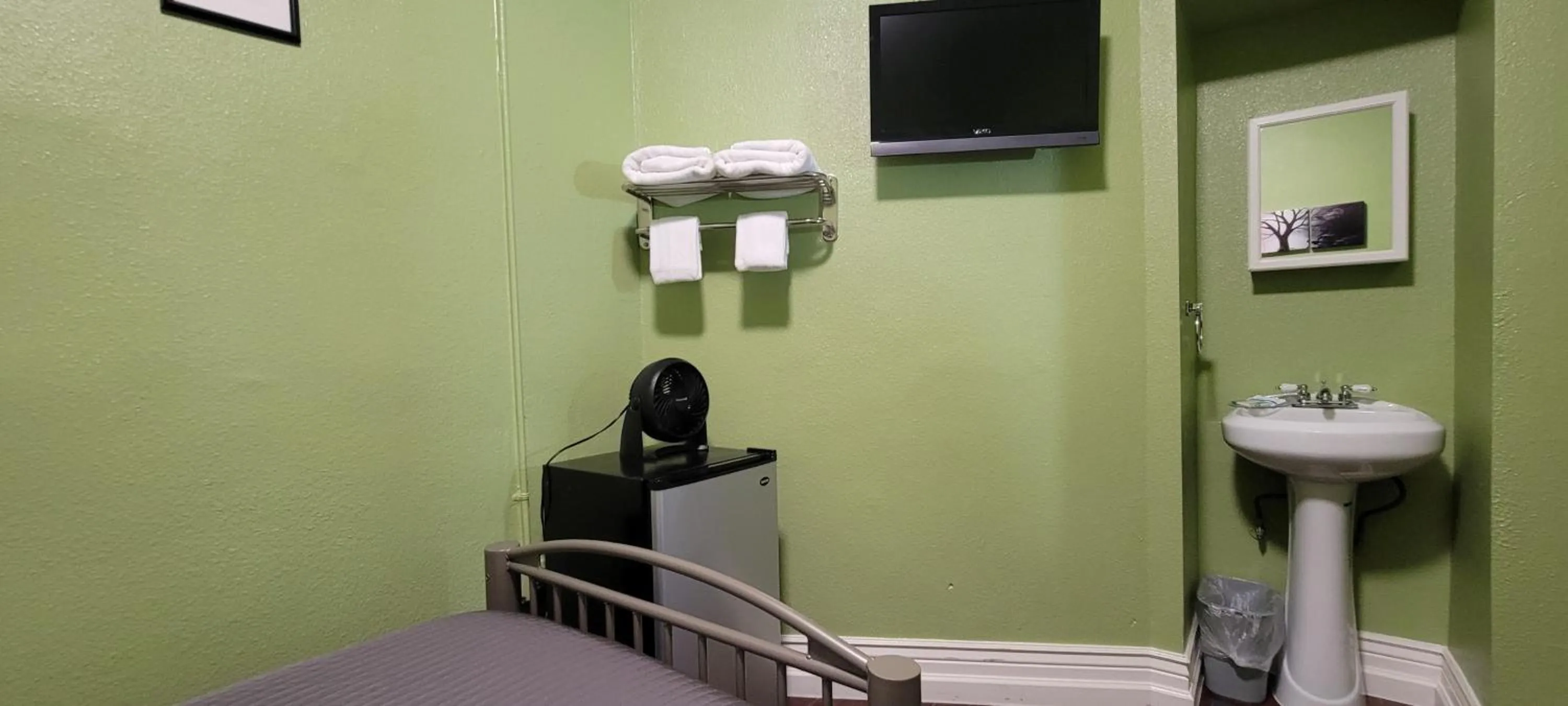 TV and multimedia in Orange Village Hostel