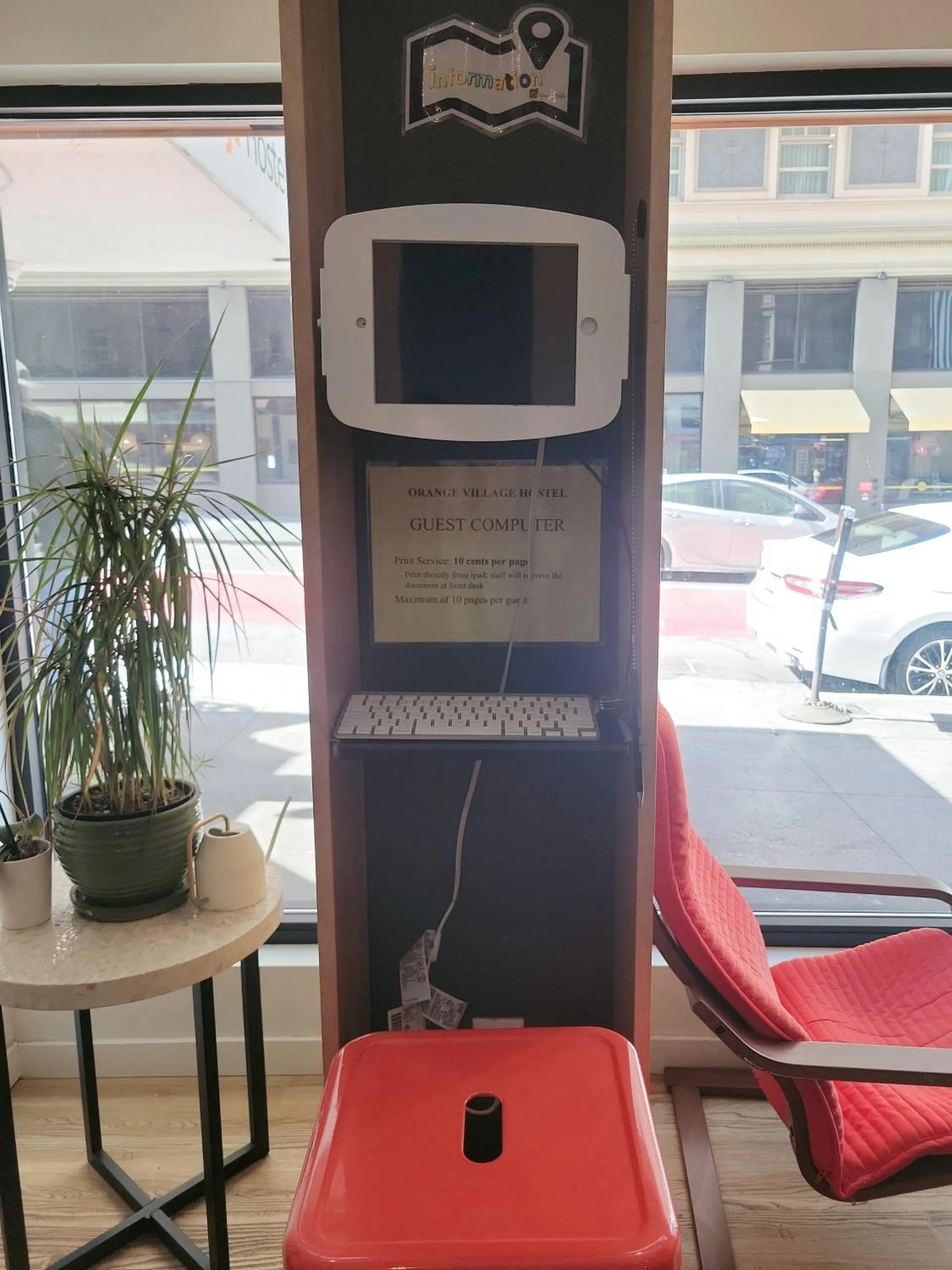 TV and multimedia in Orange Village Hostel