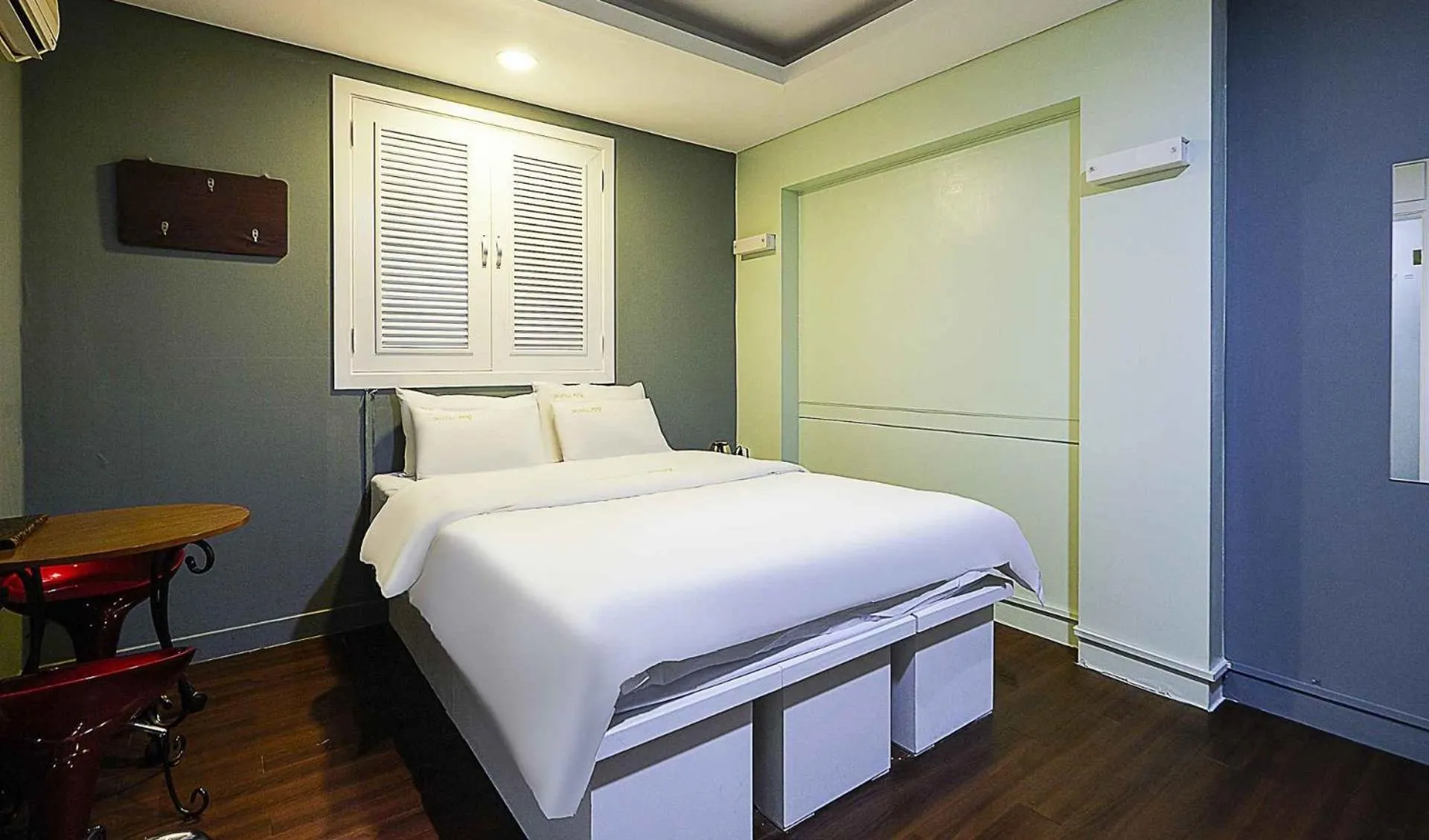 Photo of the whole room, Bed in Motel Lamant