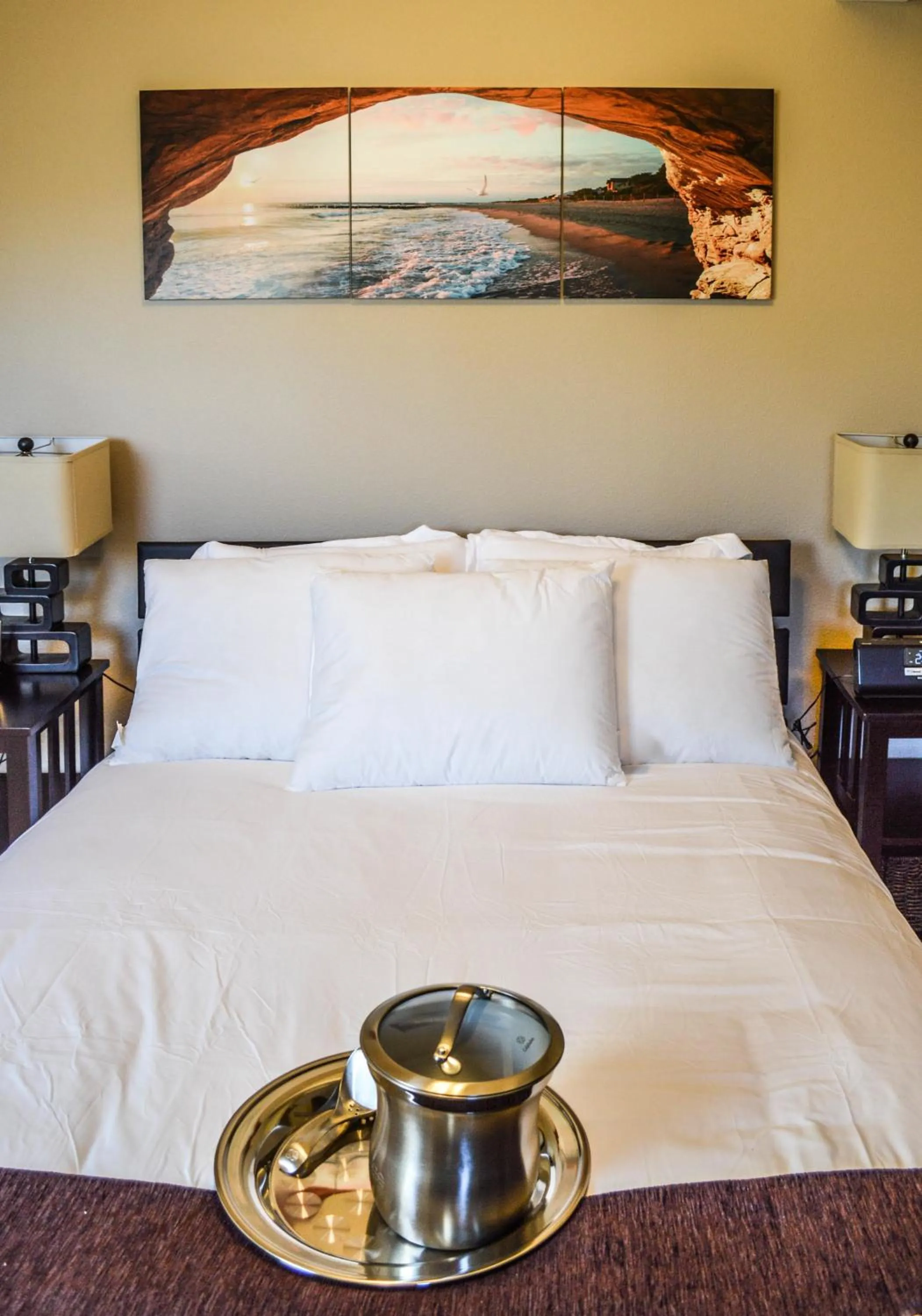 Bedroom, Bed in Rio Vista Inn & Suites Santa Cruz