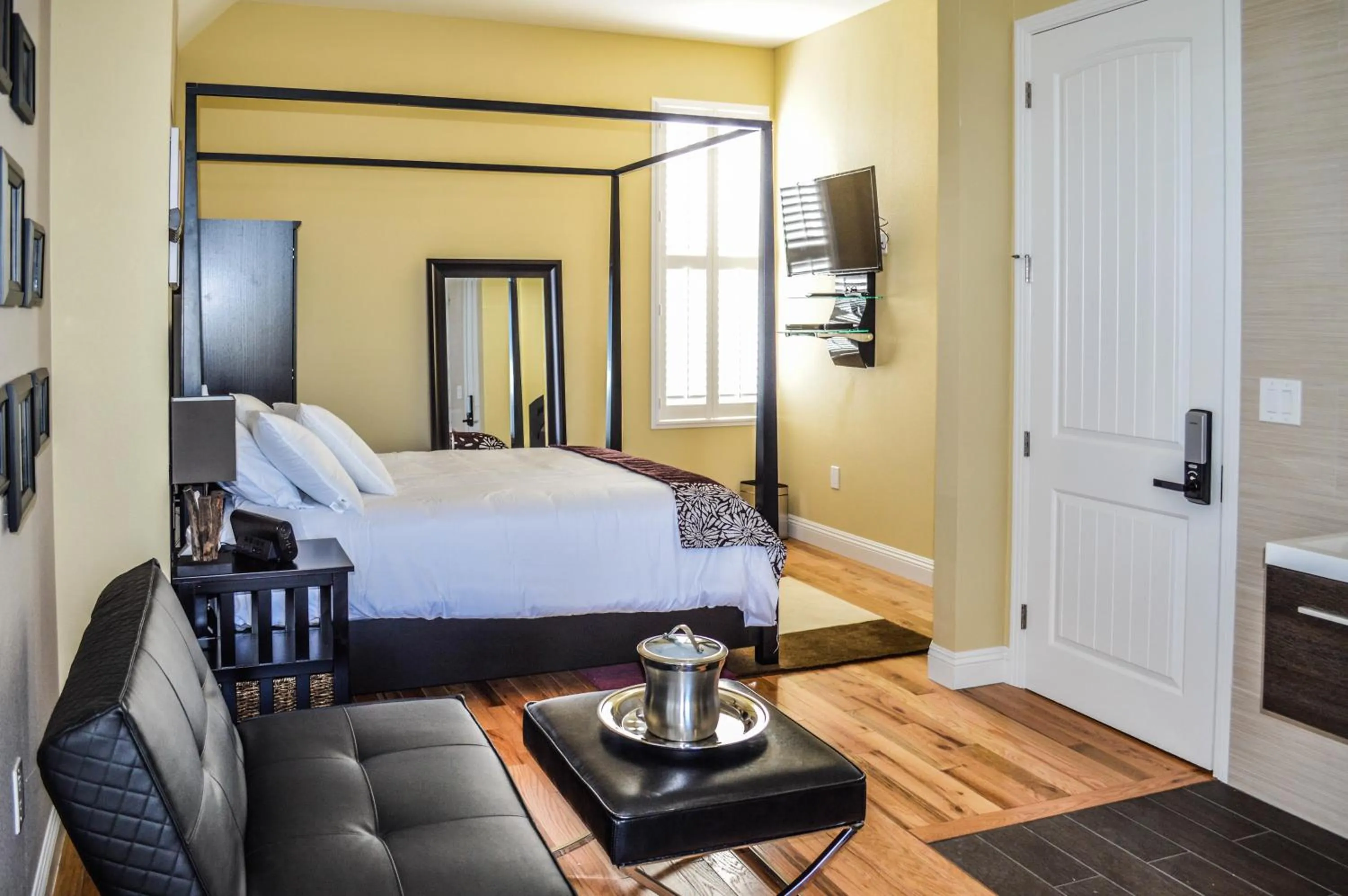 Living room, Bed in Rio Vista Inn & Suites Santa Cruz