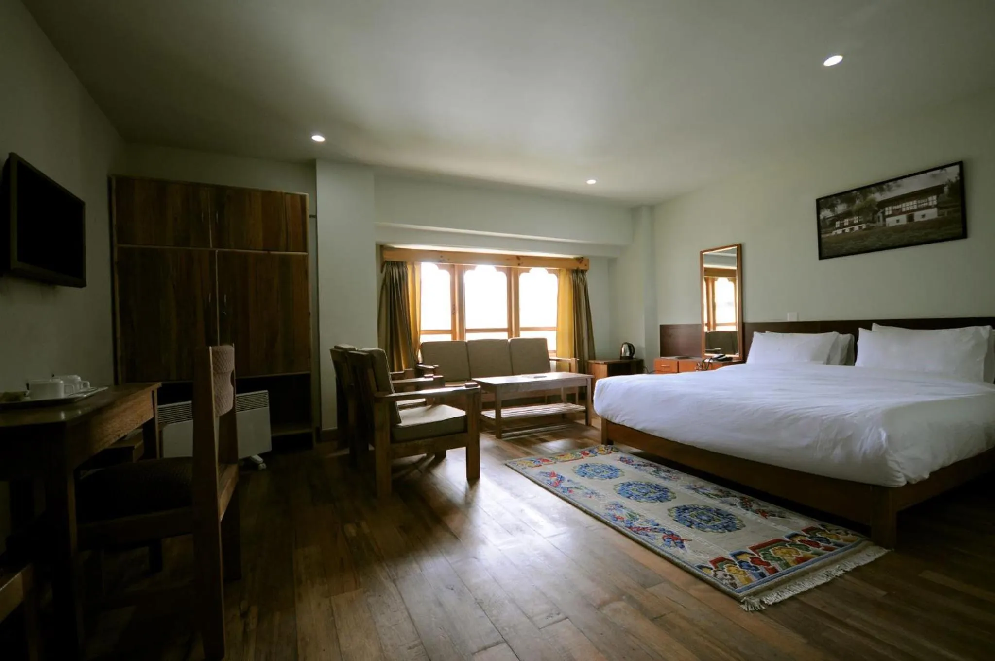 Communal lounge/ TV room, Bed in Hotel Amodhara