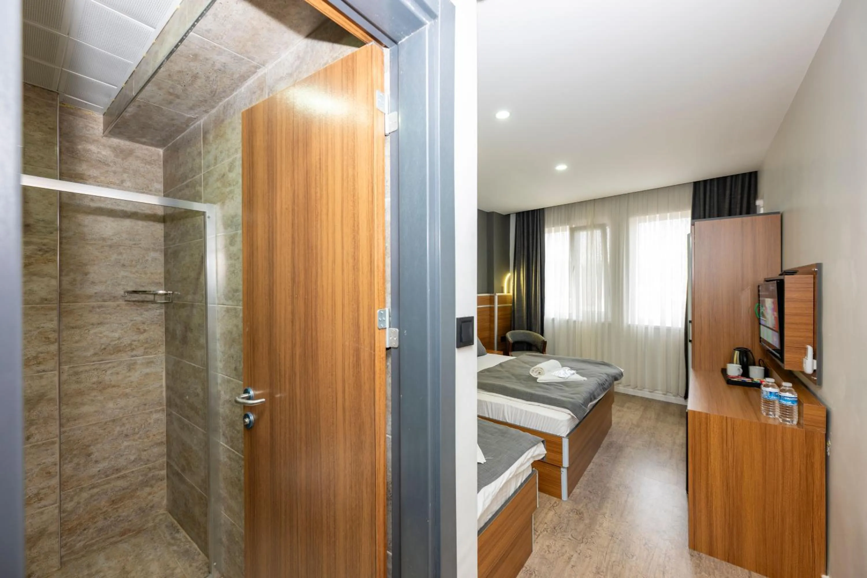 Shower, Bed in mayza otel