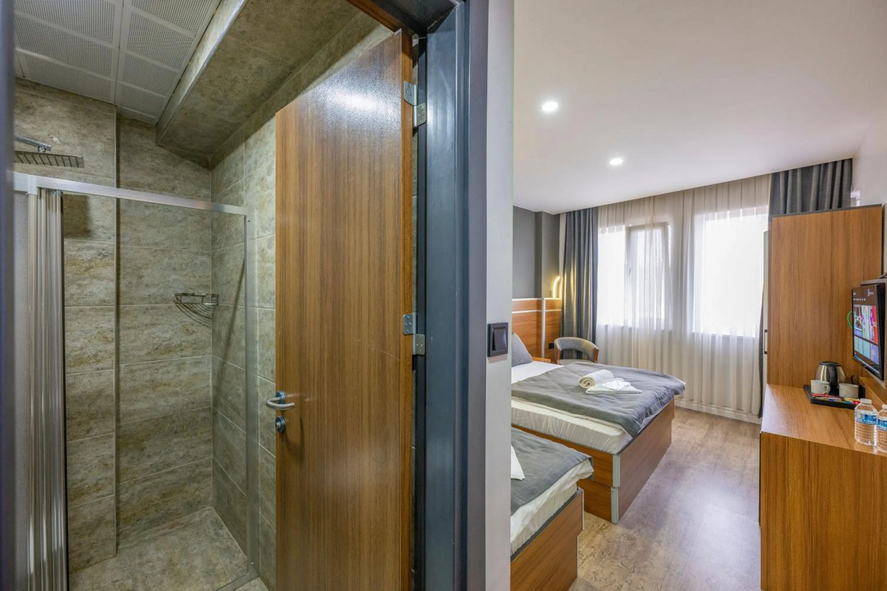 Shower, Bed in mayza otel