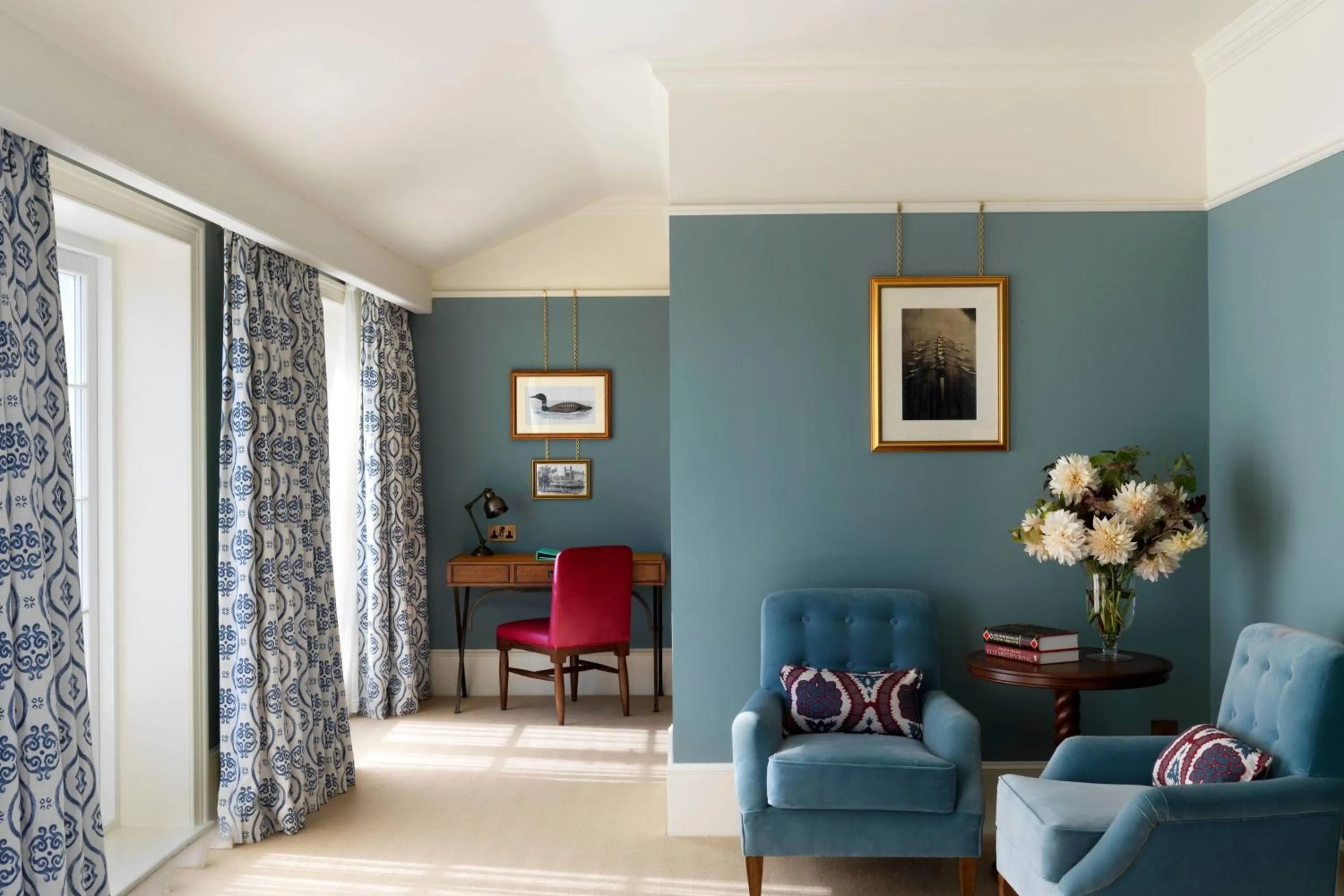 Photo of the whole room in University Arms, Autograph Collection