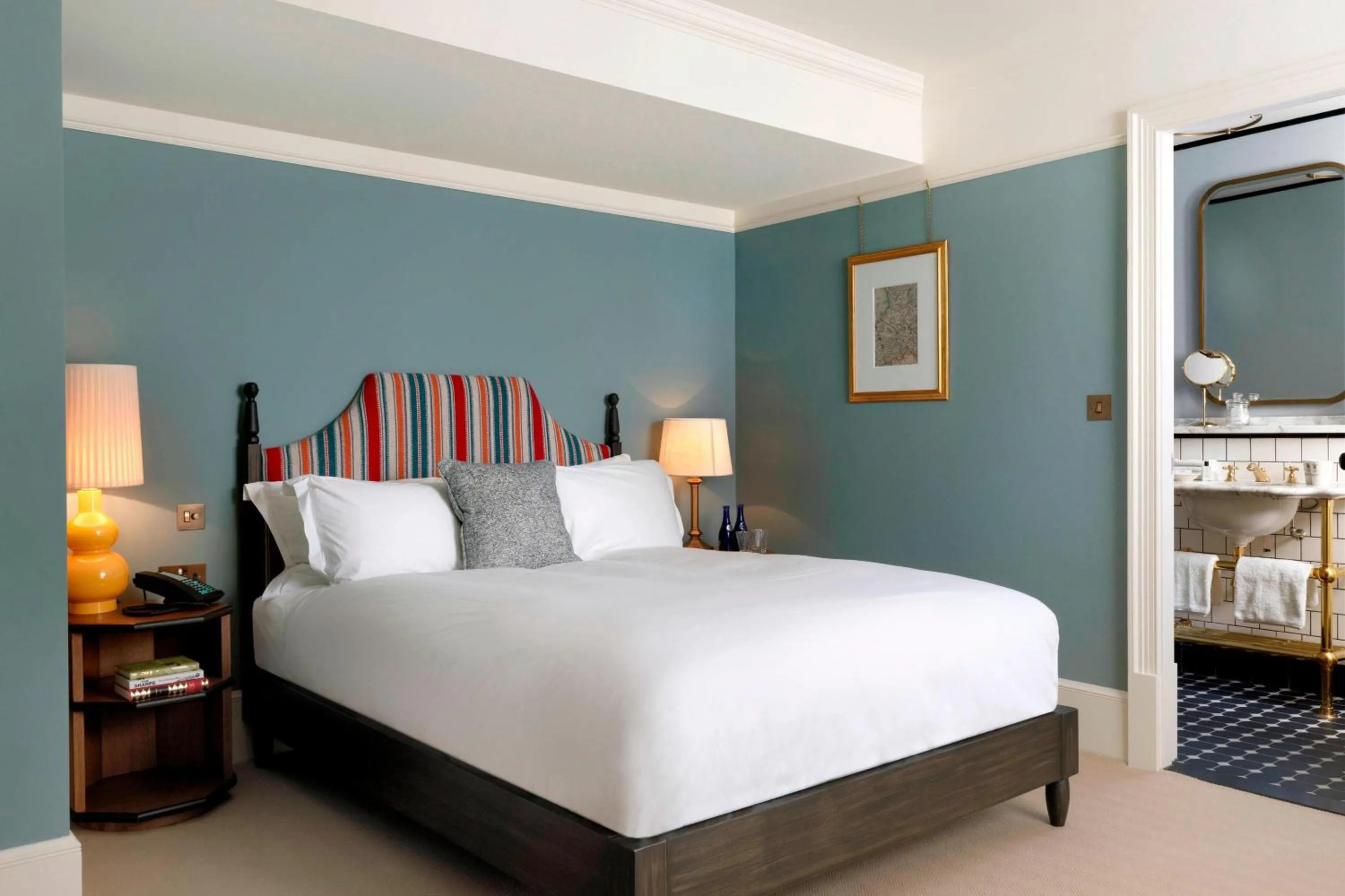 Photo of the whole room, Bed in University Arms, Autograph Collection