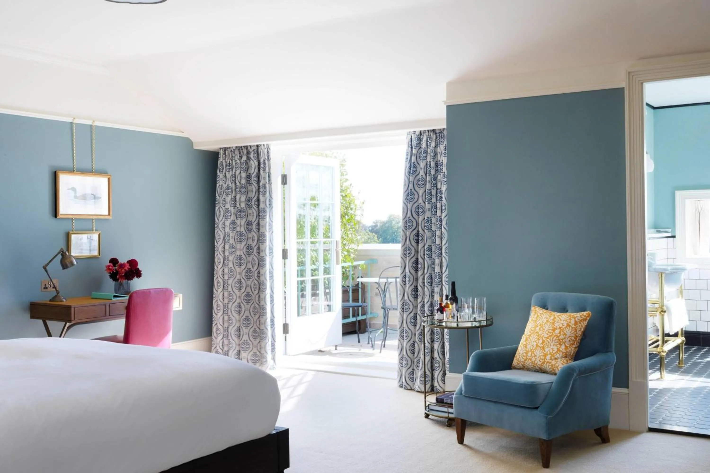 Photo of the whole room, Bed in University Arms, Autograph Collection