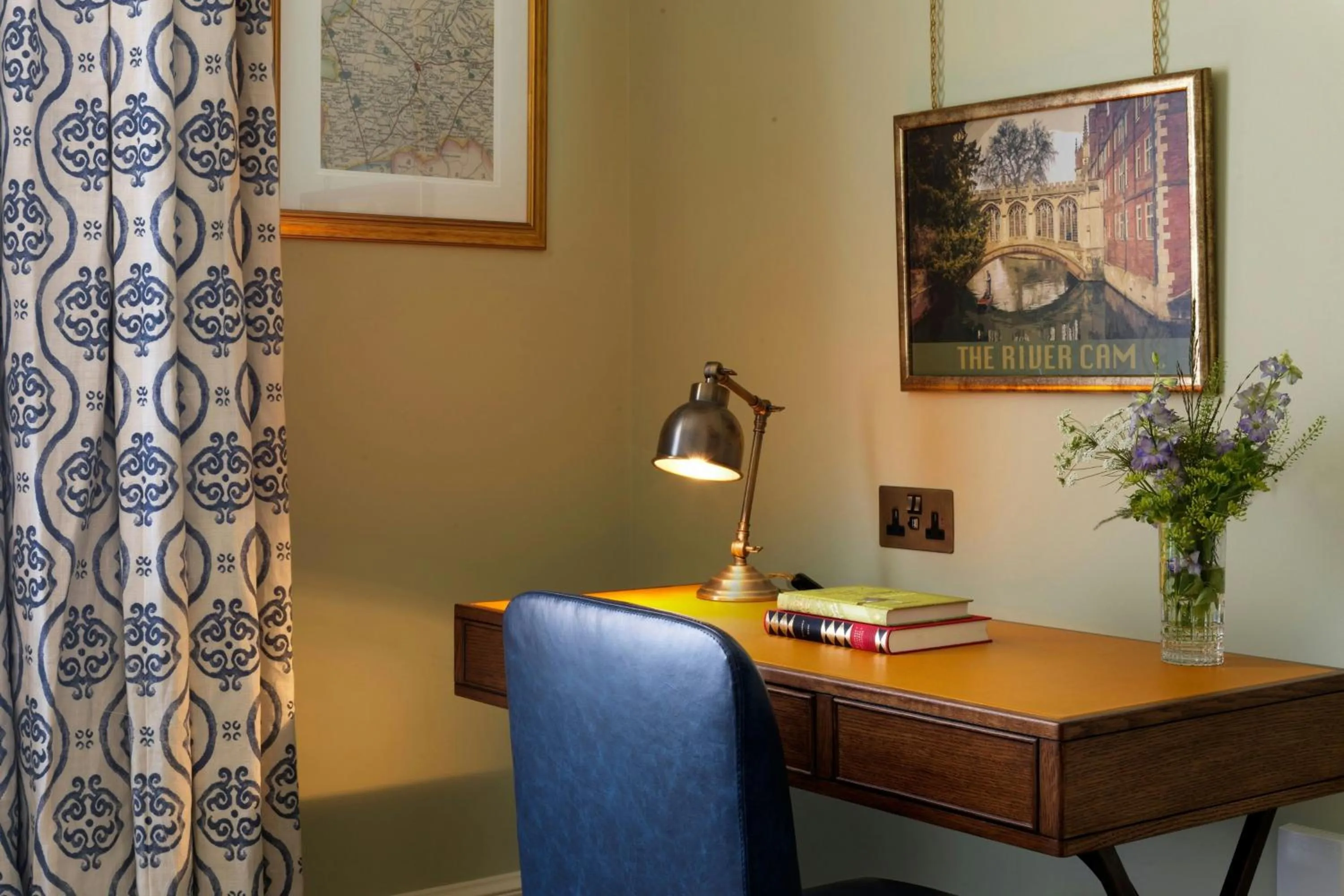 Photo of the whole room in University Arms, Autograph Collection