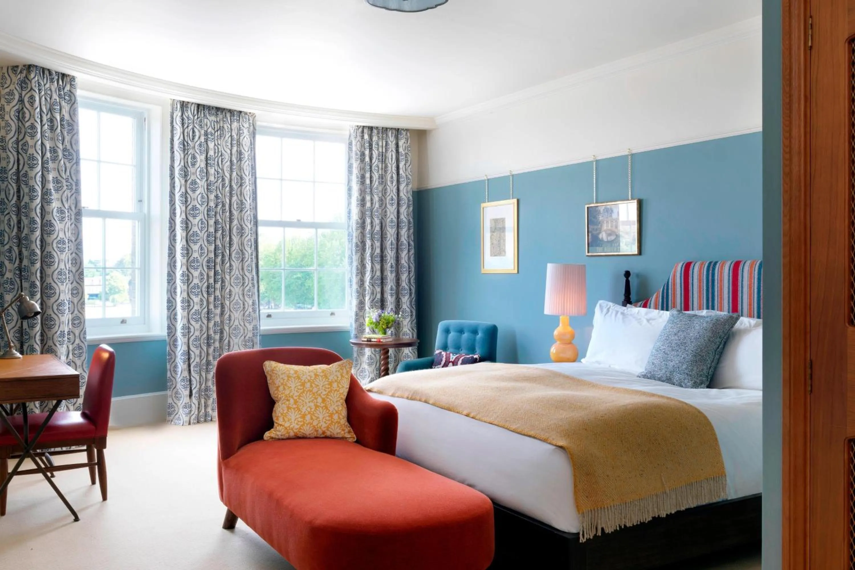 Photo of the whole room, Bed in University Arms, Autograph Collection