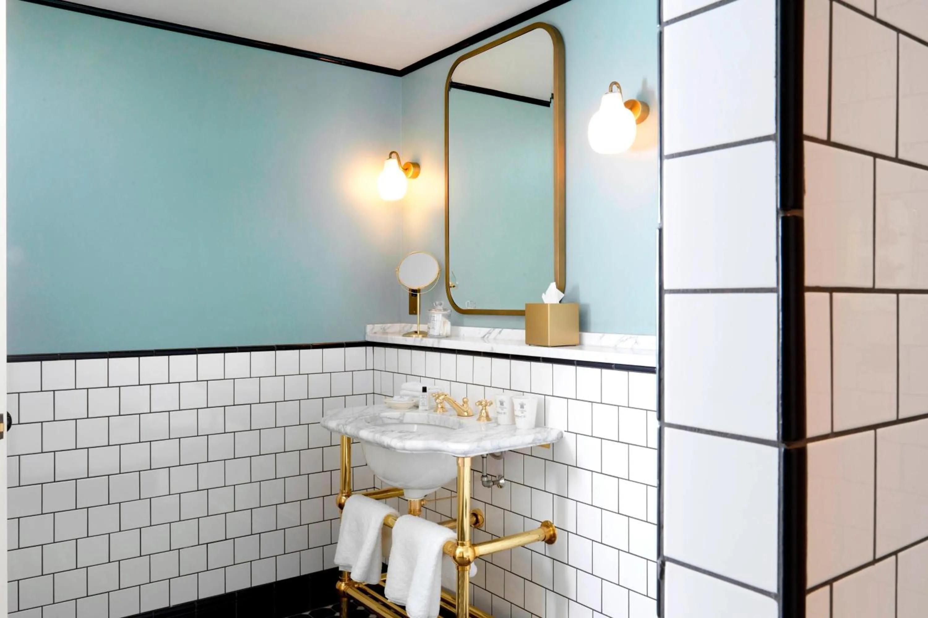 Bathroom in University Arms, Autograph Collection