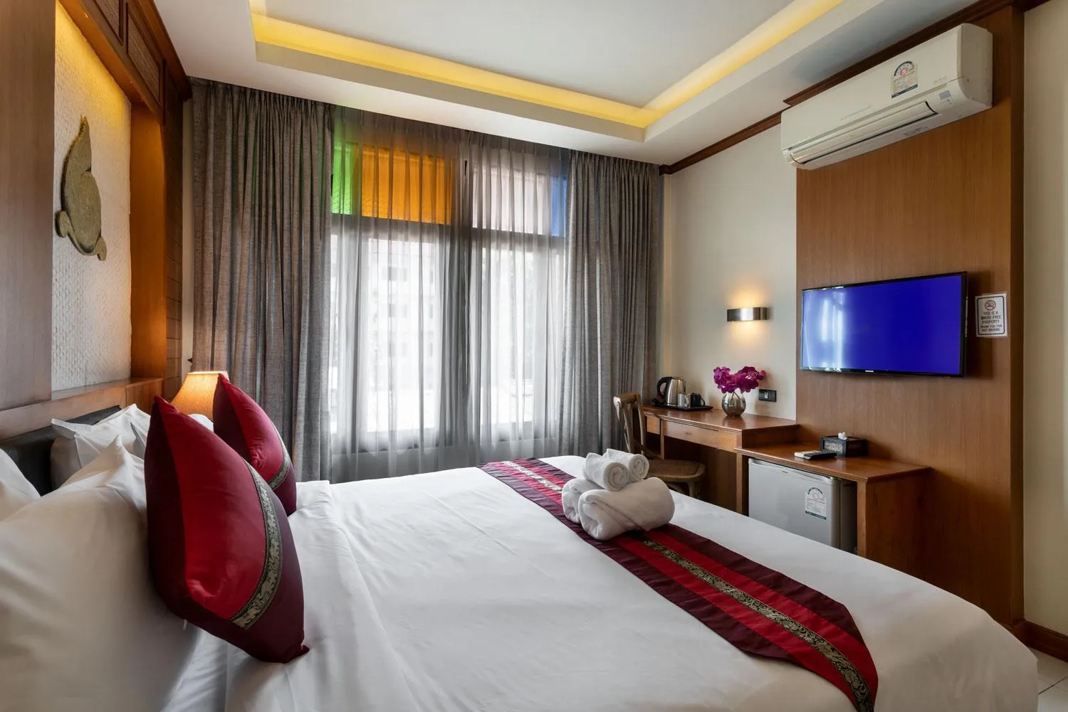 Photo of the whole room, Bed in Lee Chiang Hotel