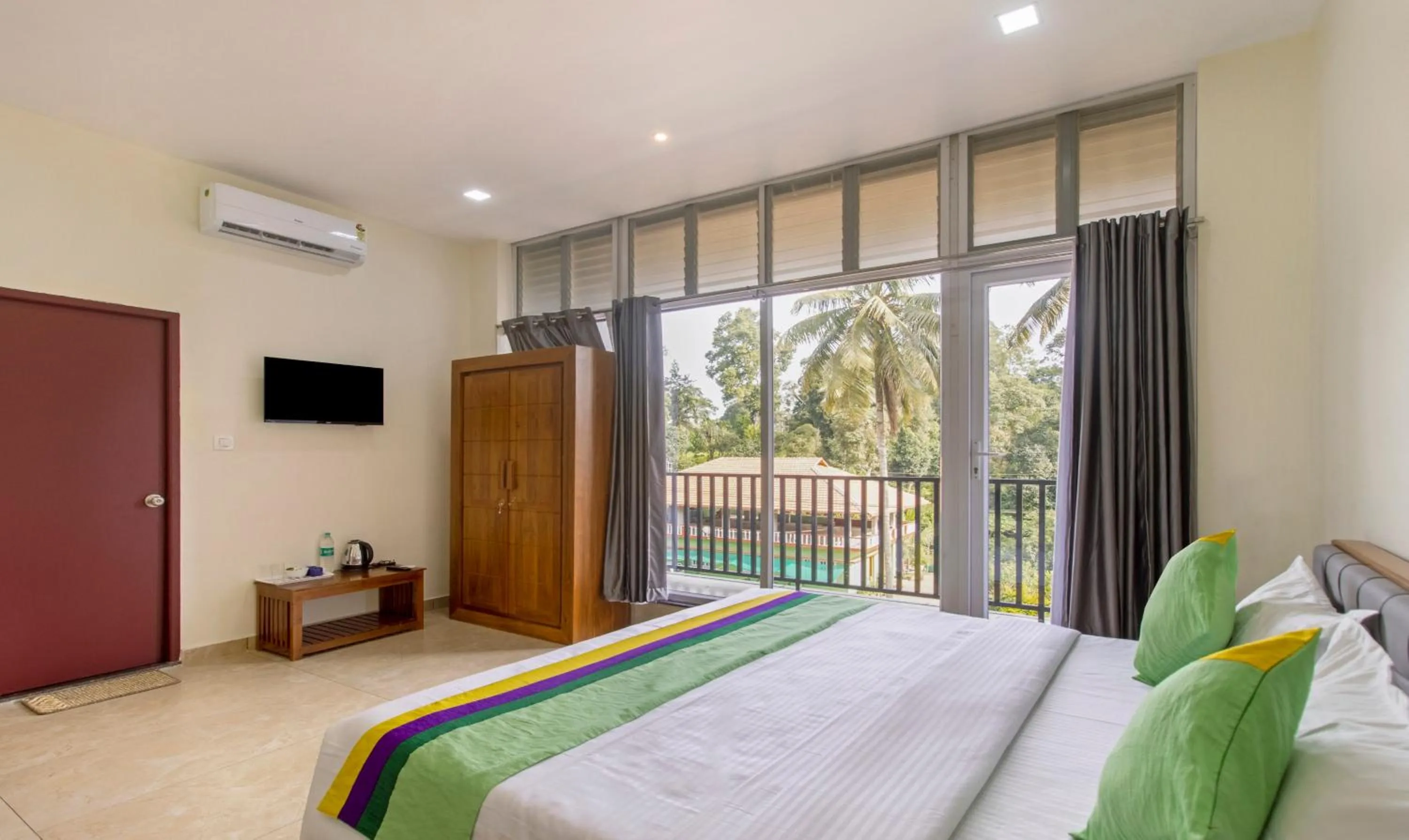 Deluxe Room With King Bed in Treebo The Rove