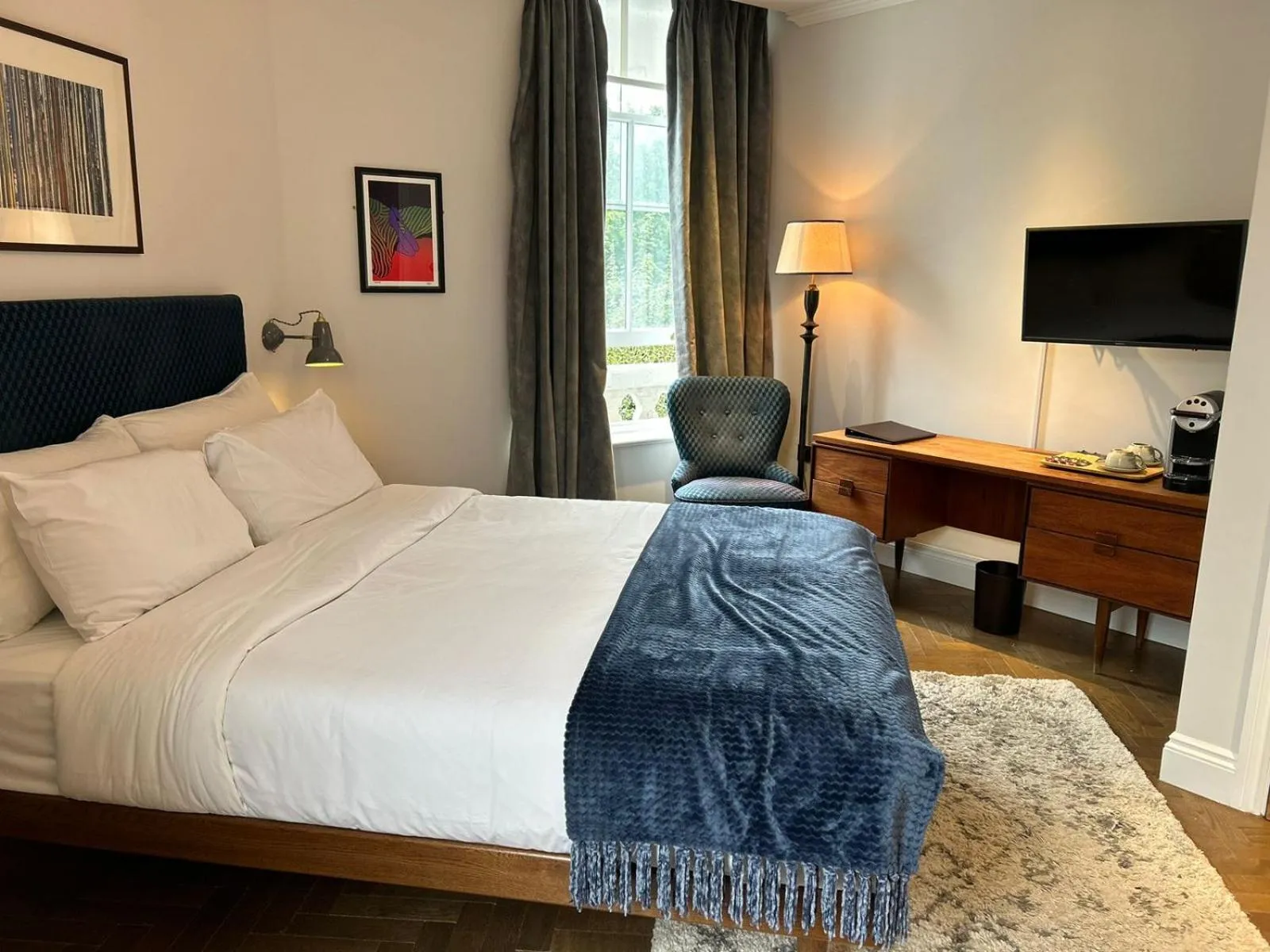 Bed in THE KNIGHT OF NOTTINGHILL