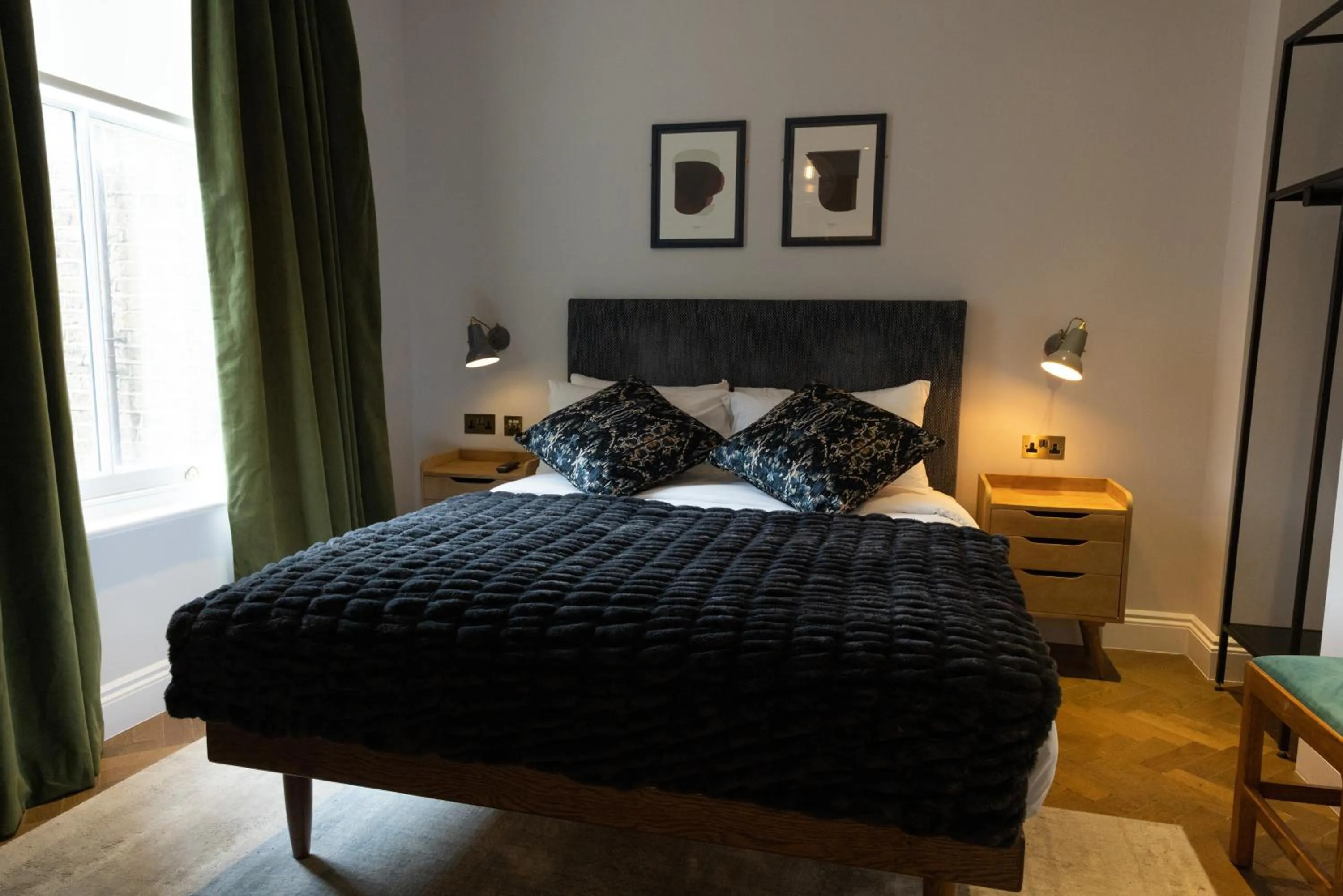 Bed in THE KNIGHT OF NOTTINGHILL