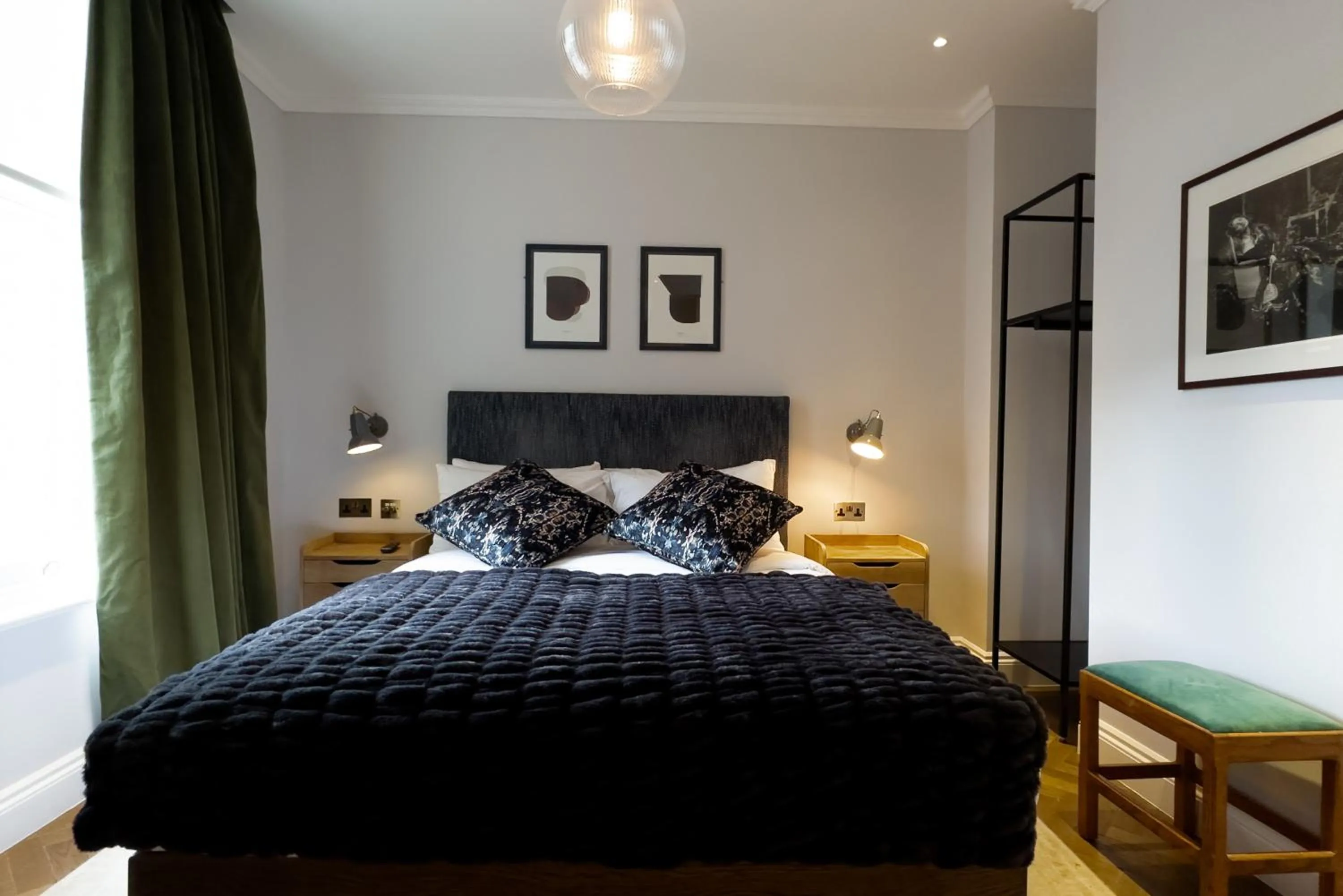 Bed in THE KNIGHT OF NOTTINGHILL