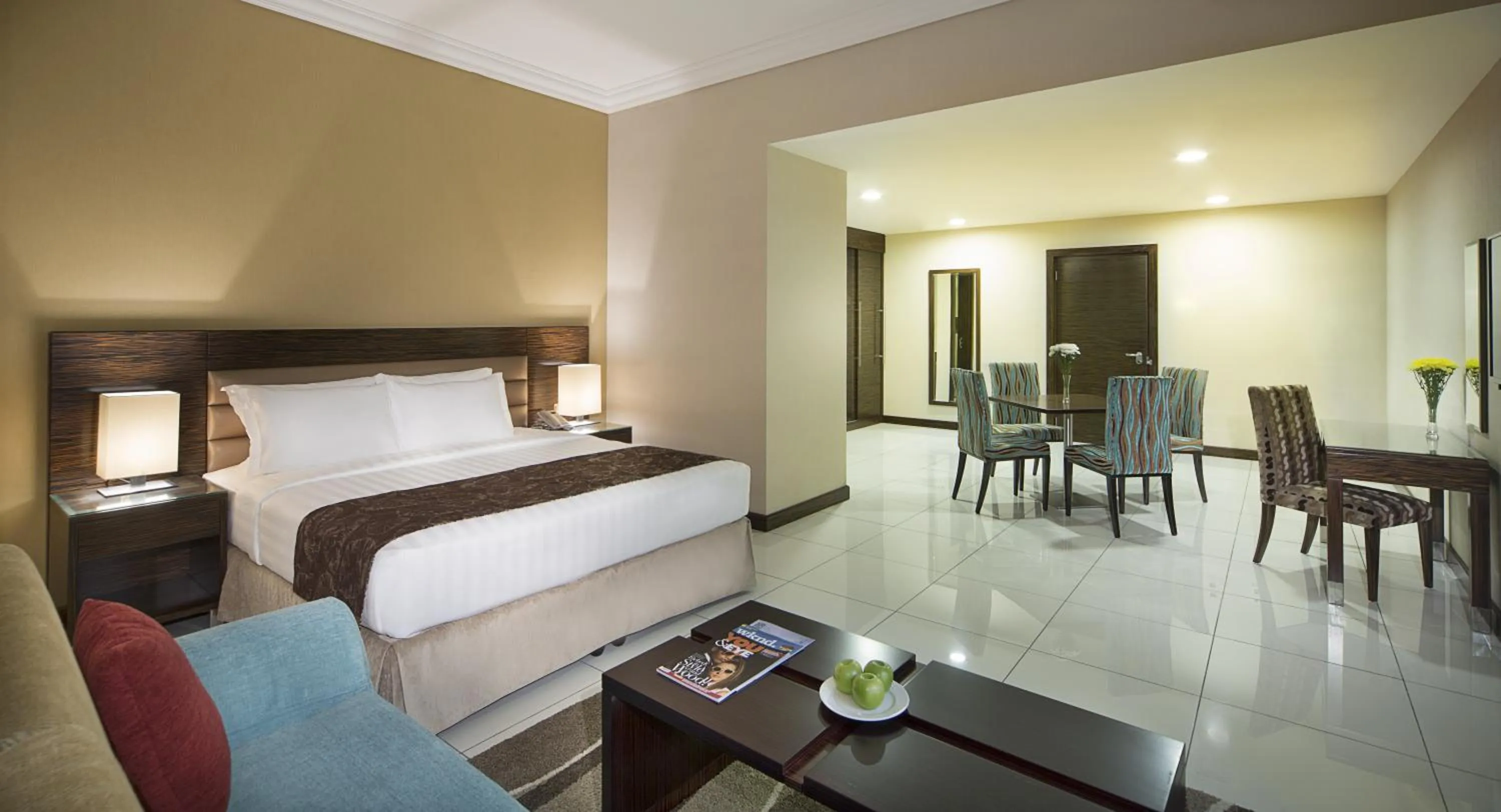 Photo of the whole room, Bed in Gateway Hotel