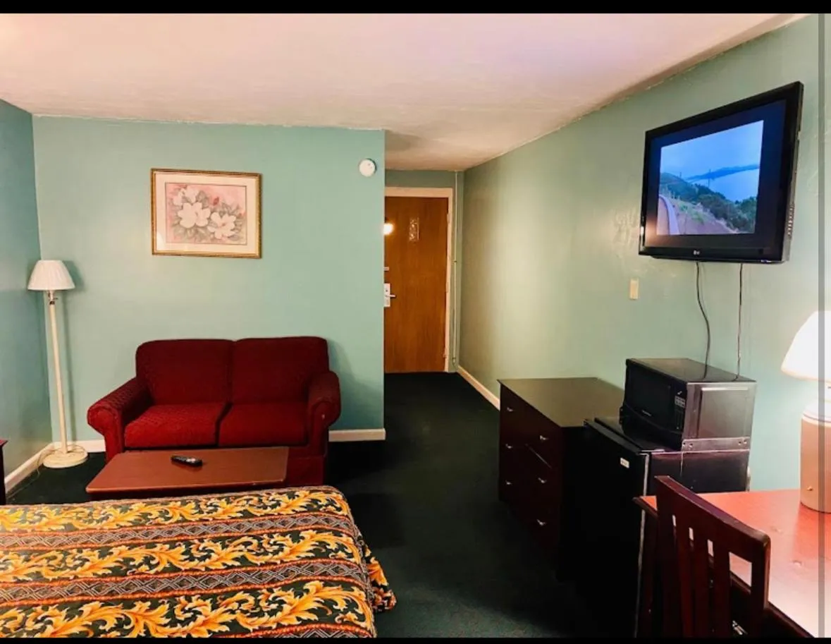 Bed in Economy Inn of Greenville, Near ECU Health Center