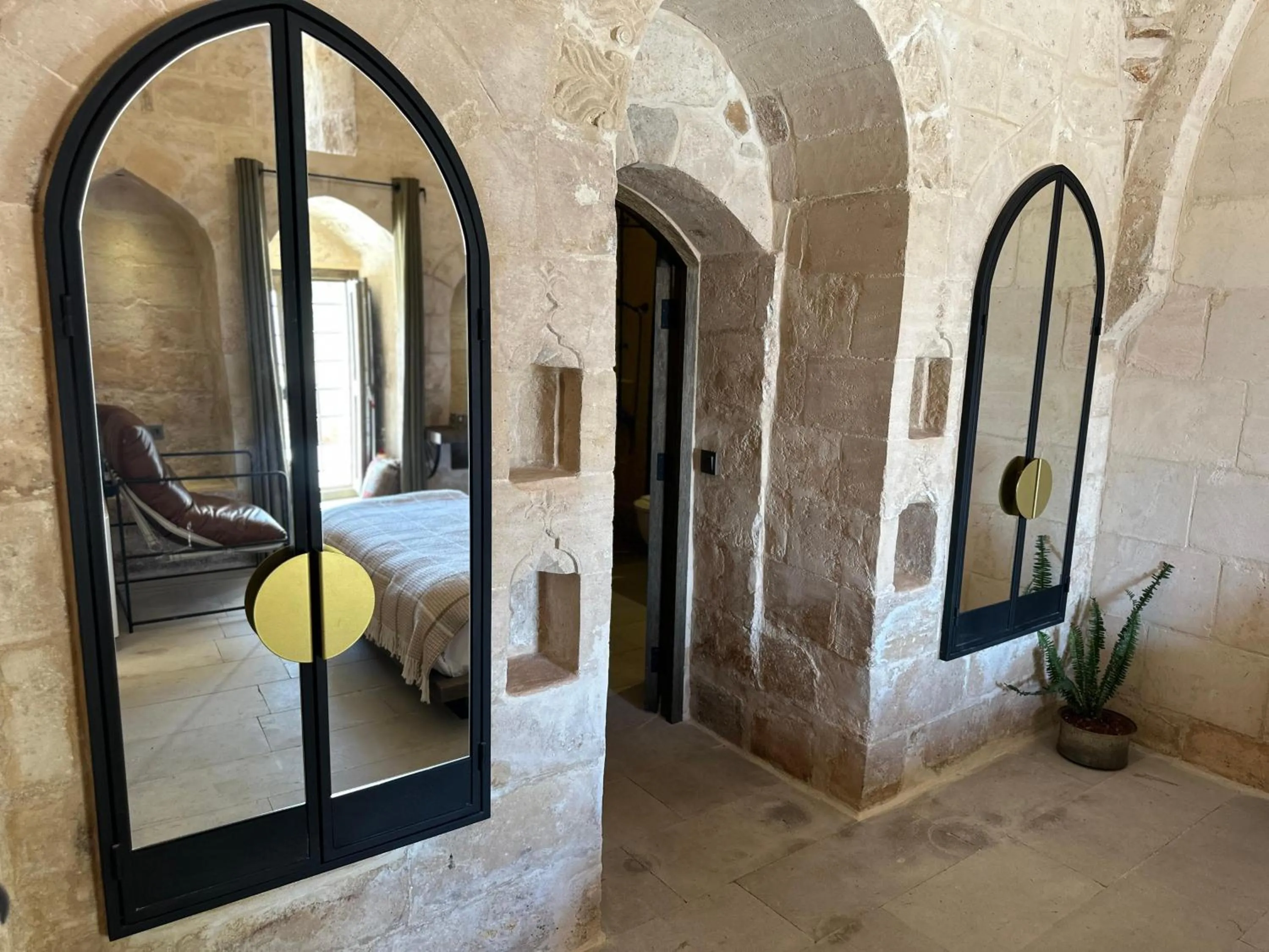 Photo of the whole room in Mirsoum Han