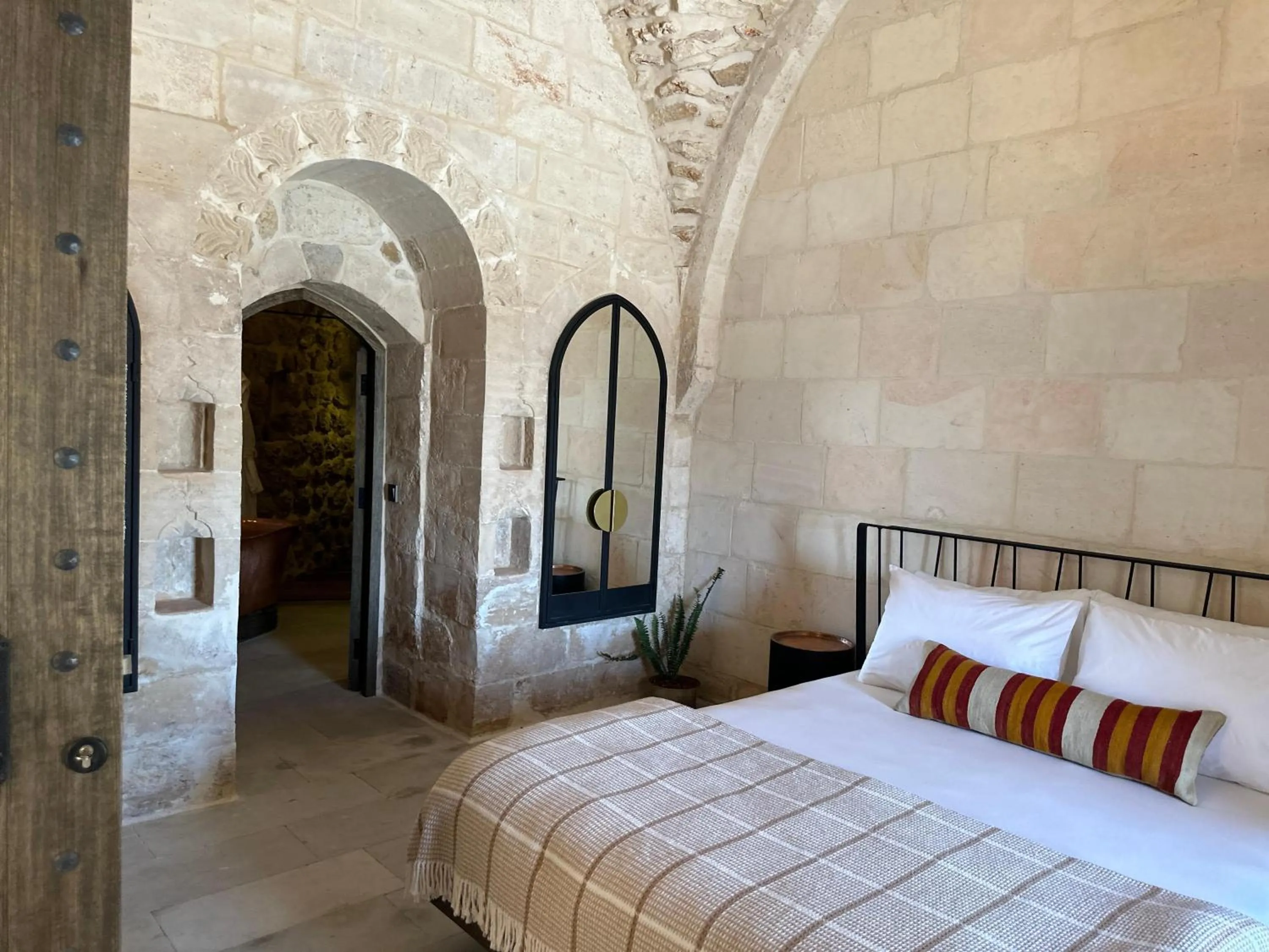 Photo of the whole room, Bed in Mirsoum Han