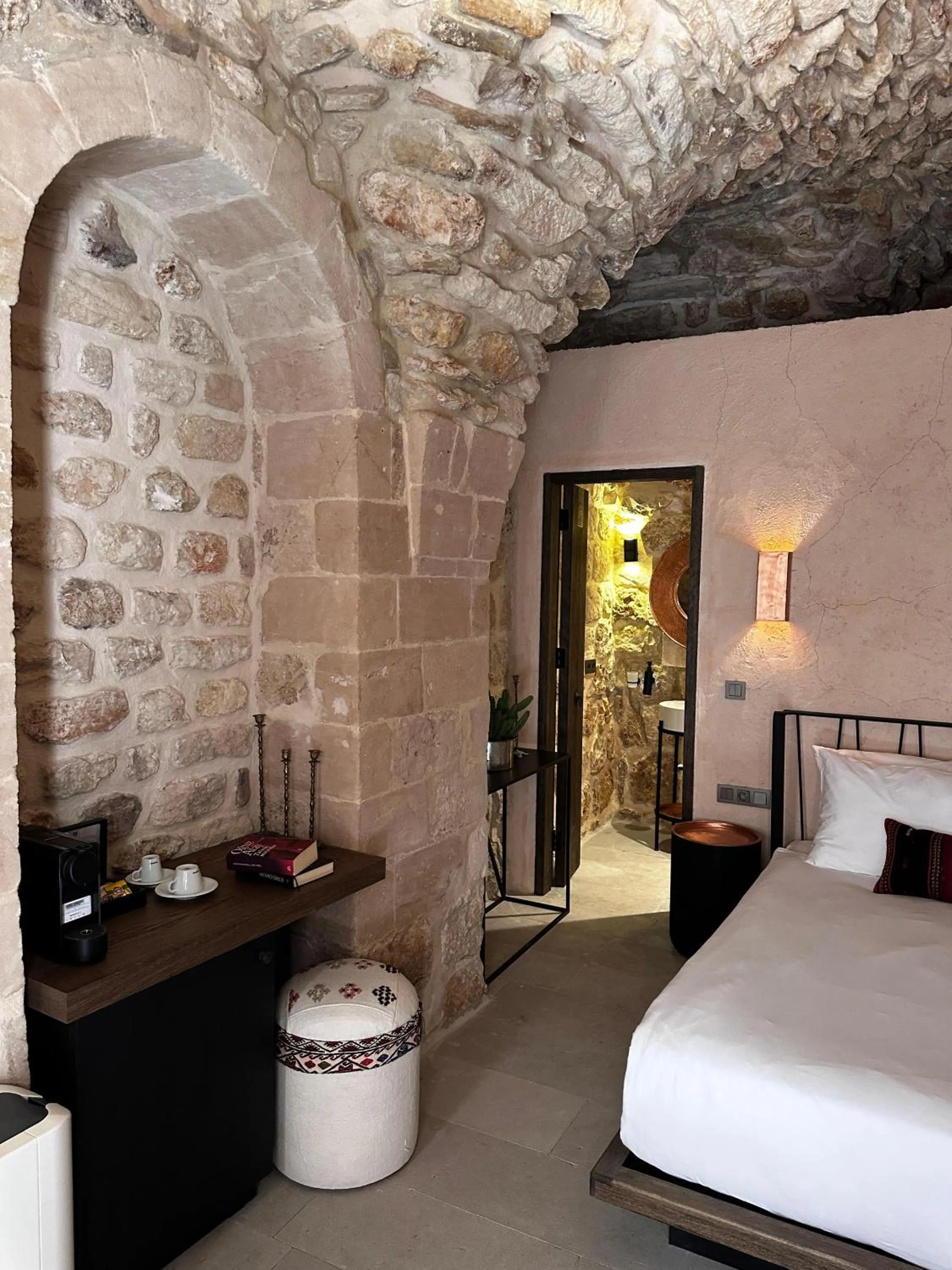 Photo of the whole room, Bed in Mirsoum Han